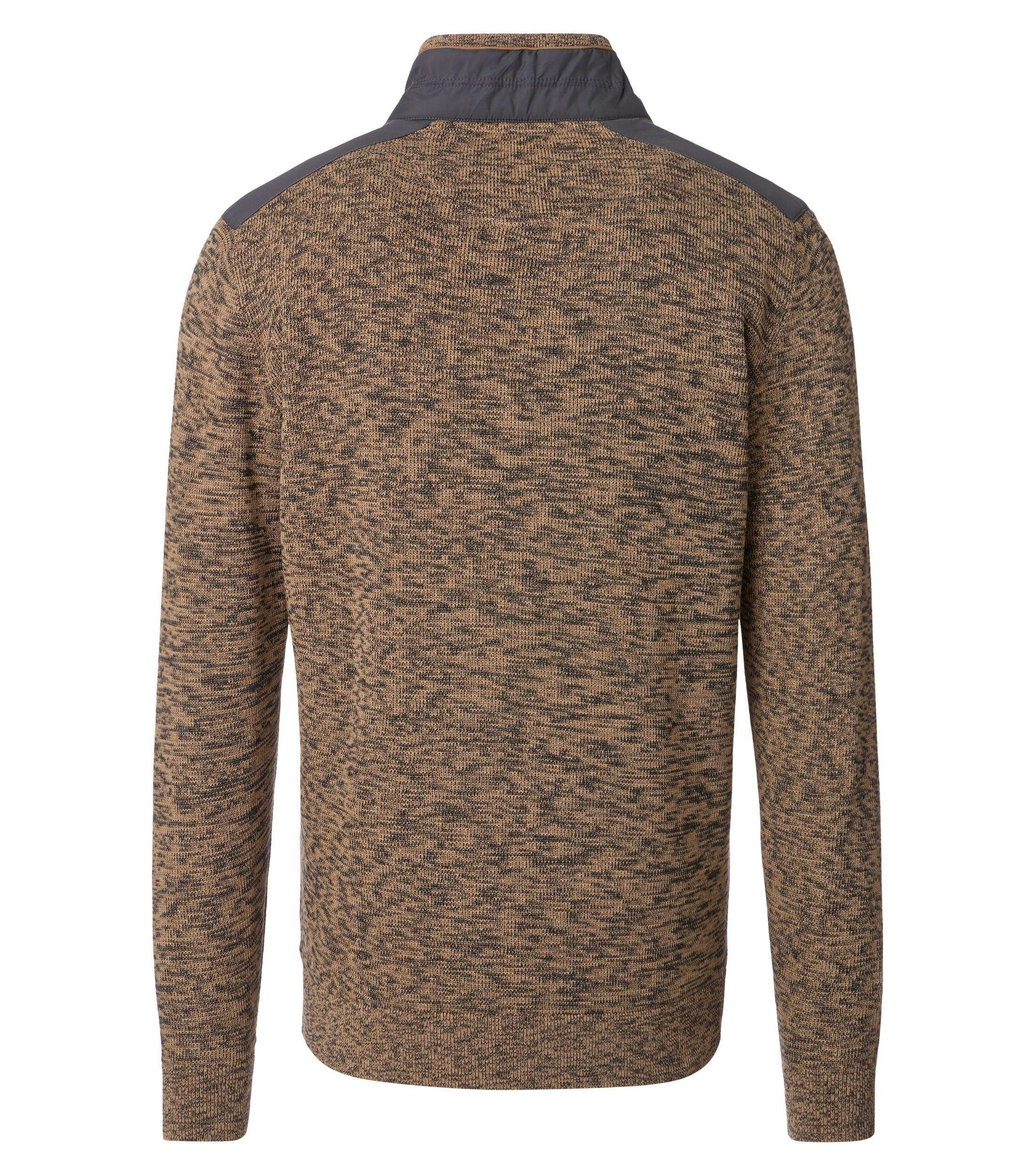 Ein Pullover im uni Muster in der Farbe Braun