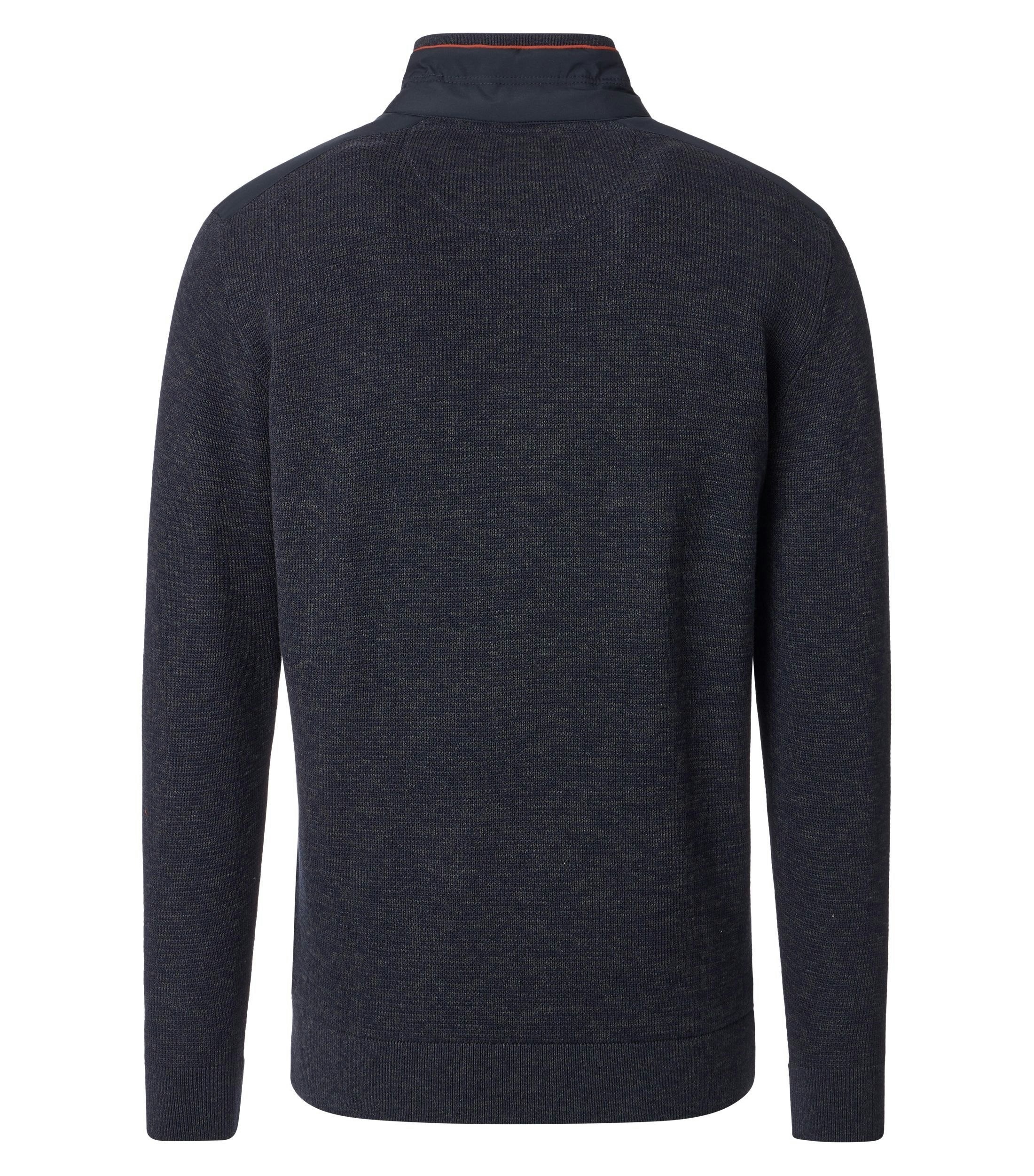 Das Model trägt ein Pullover im uni Muster in der Farbe Dunkelblau