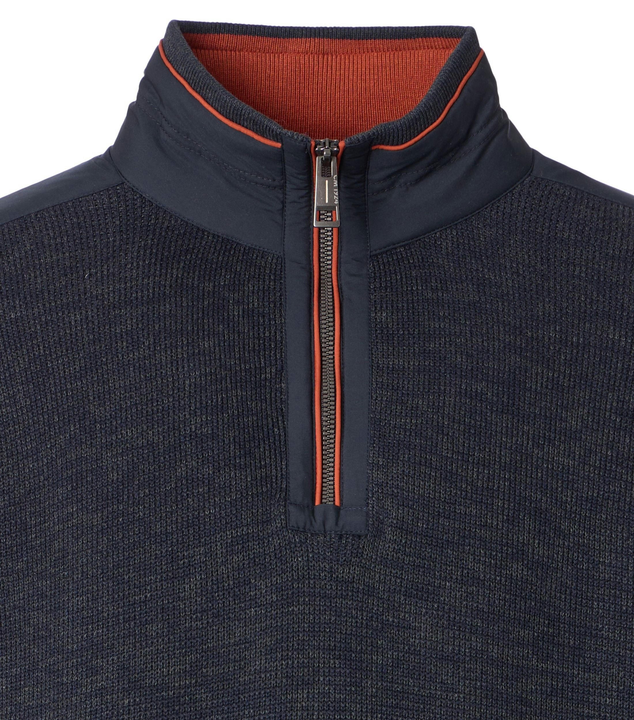 Das Model trägt ein Pullover im uni Muster in der Farbe Dunkelblau