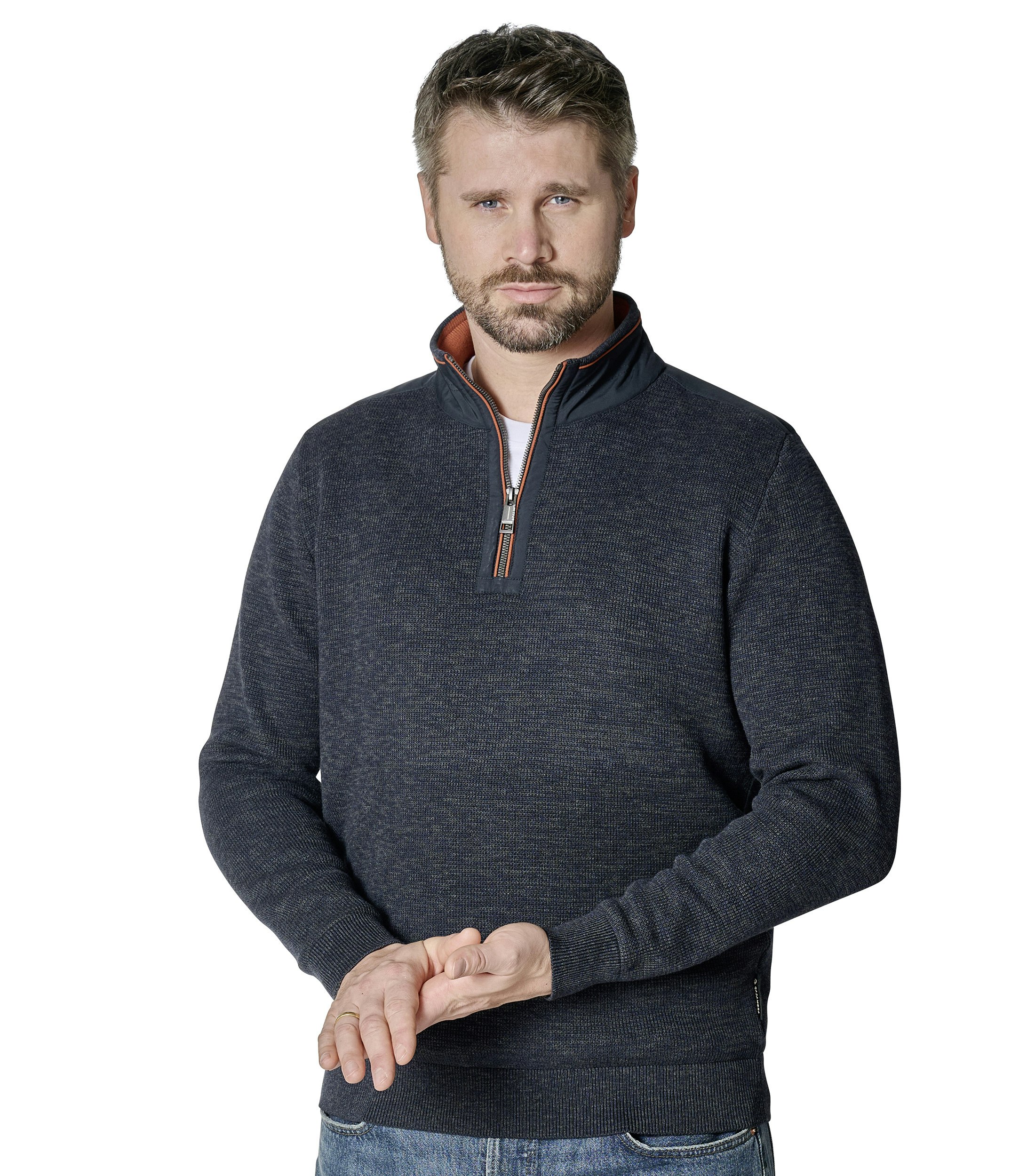 Das Model trägt ein Pullover im uni Muster in der Farbe Dunkelblau