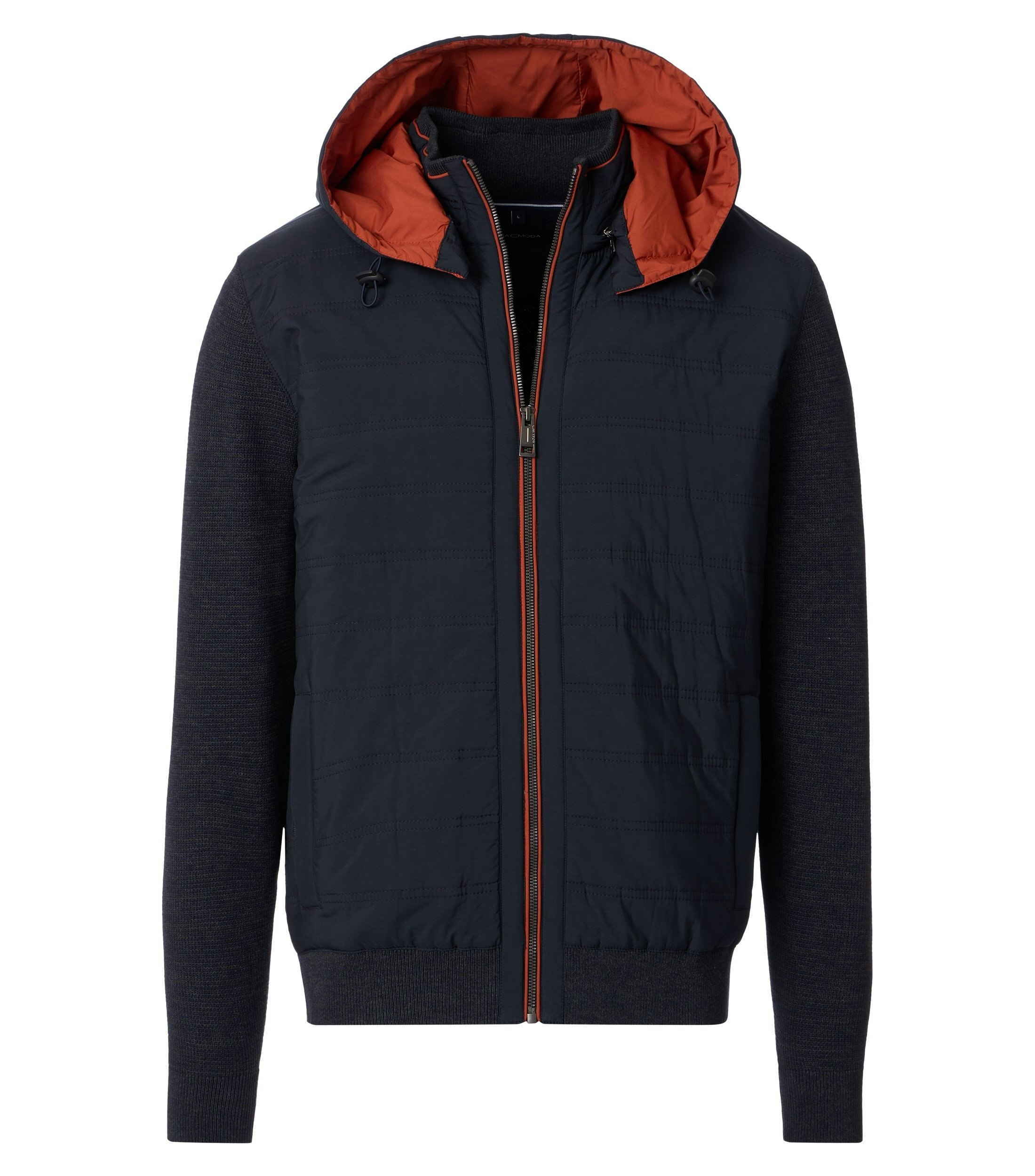 Das Model trägt eine Strickjacken im uni Muster in der Farbe Dunkelblau