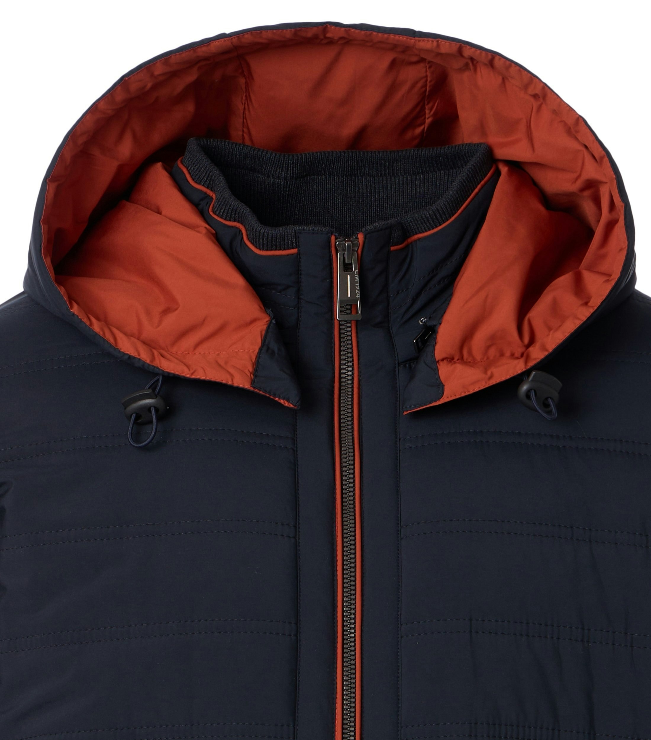 Das Model trägt eine Strickjacken im uni Muster in der Farbe Dunkelblau