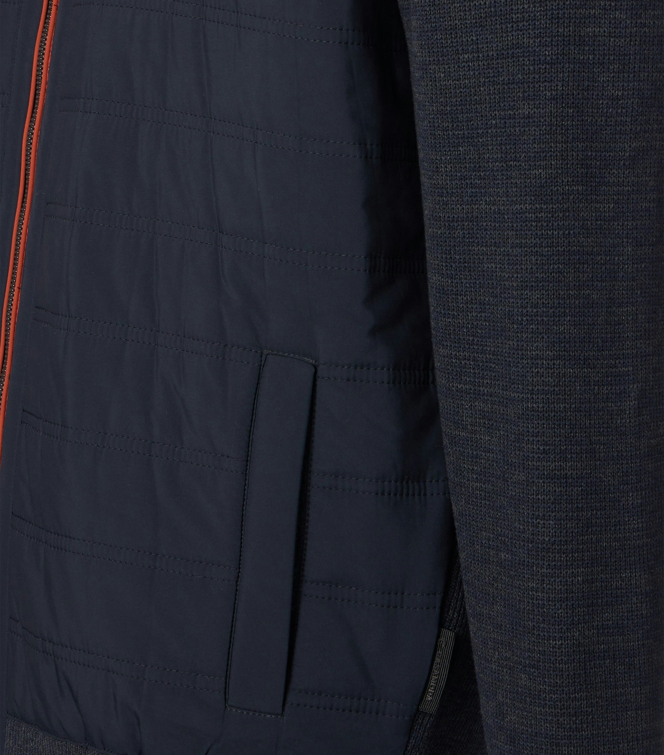 Das Model trägt eine Strickjacken im uni Muster in der Farbe Dunkelblau