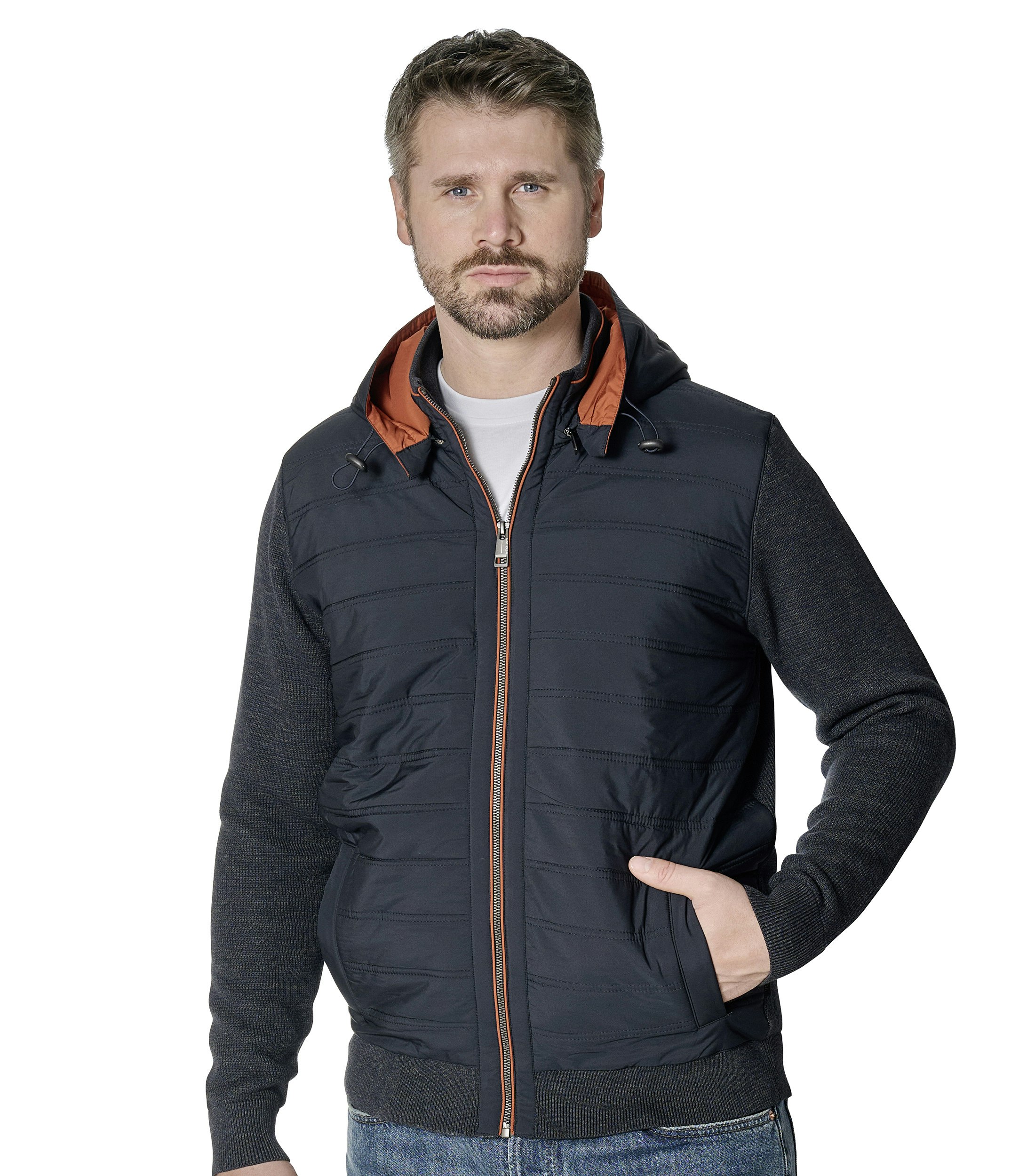 Das Model trägt eine Strickjacken im uni Muster in der Farbe Dunkelblau