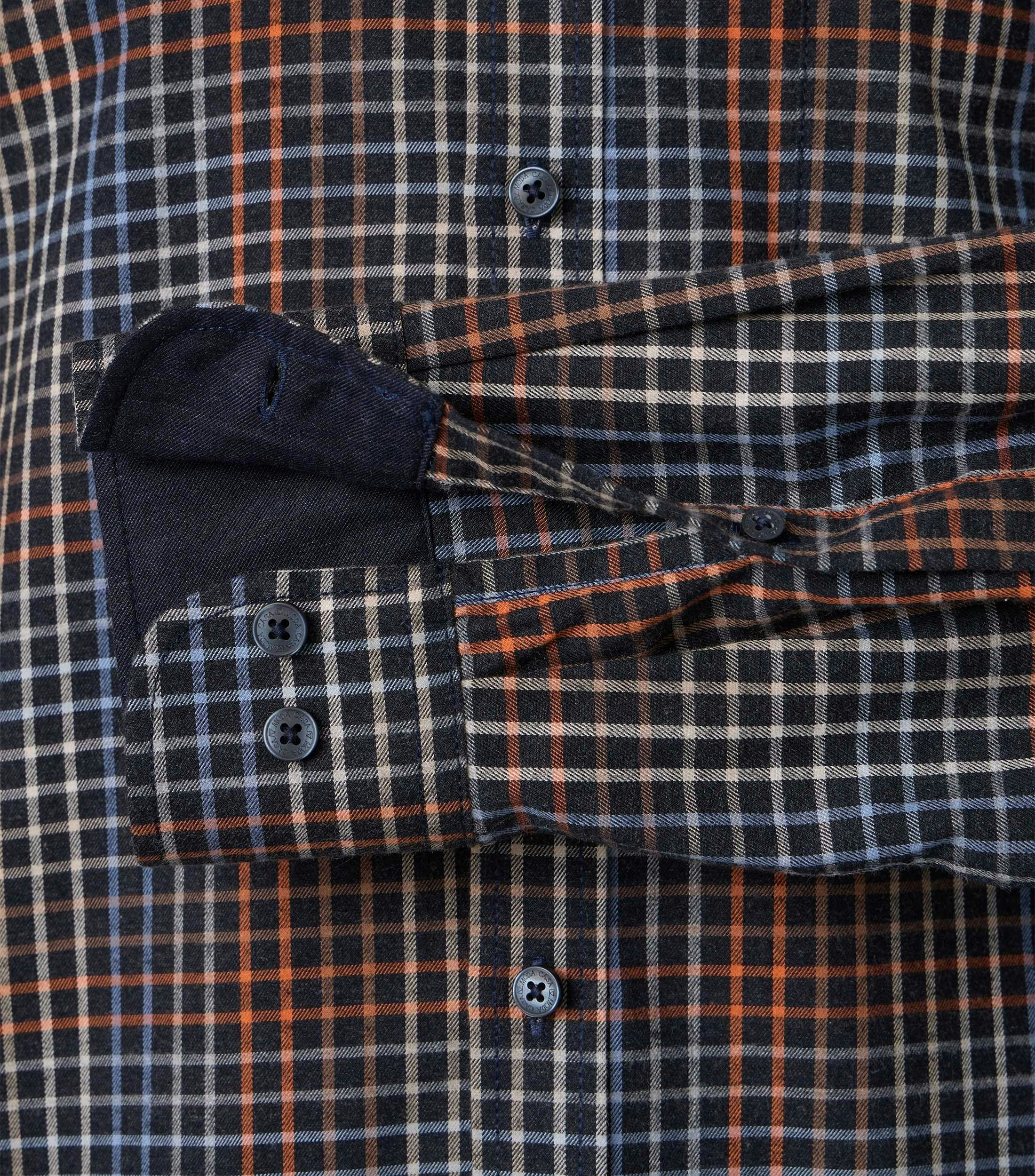 Ein Freizeithemd im kariert Muster in der Farbe Dunkelorange