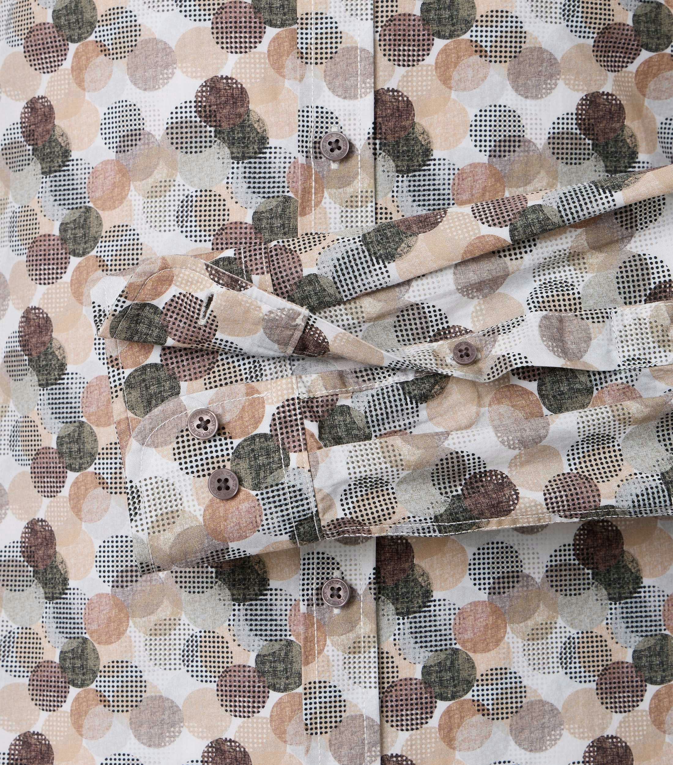 Ein Freizeithemd im Print Muster in der Farbe Braun