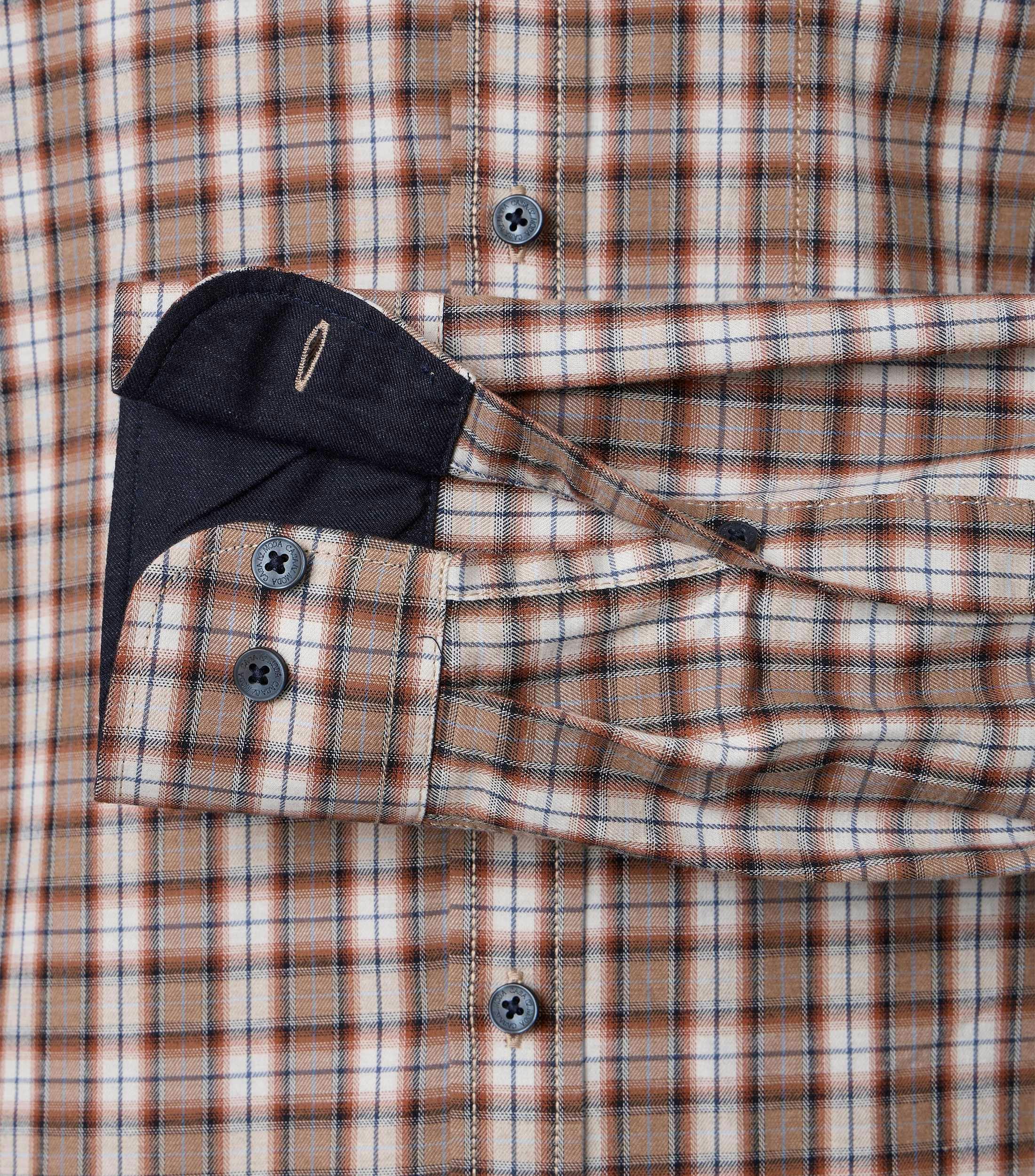 Ein Freizeithemd im kariert Muster in der Farbe Beige