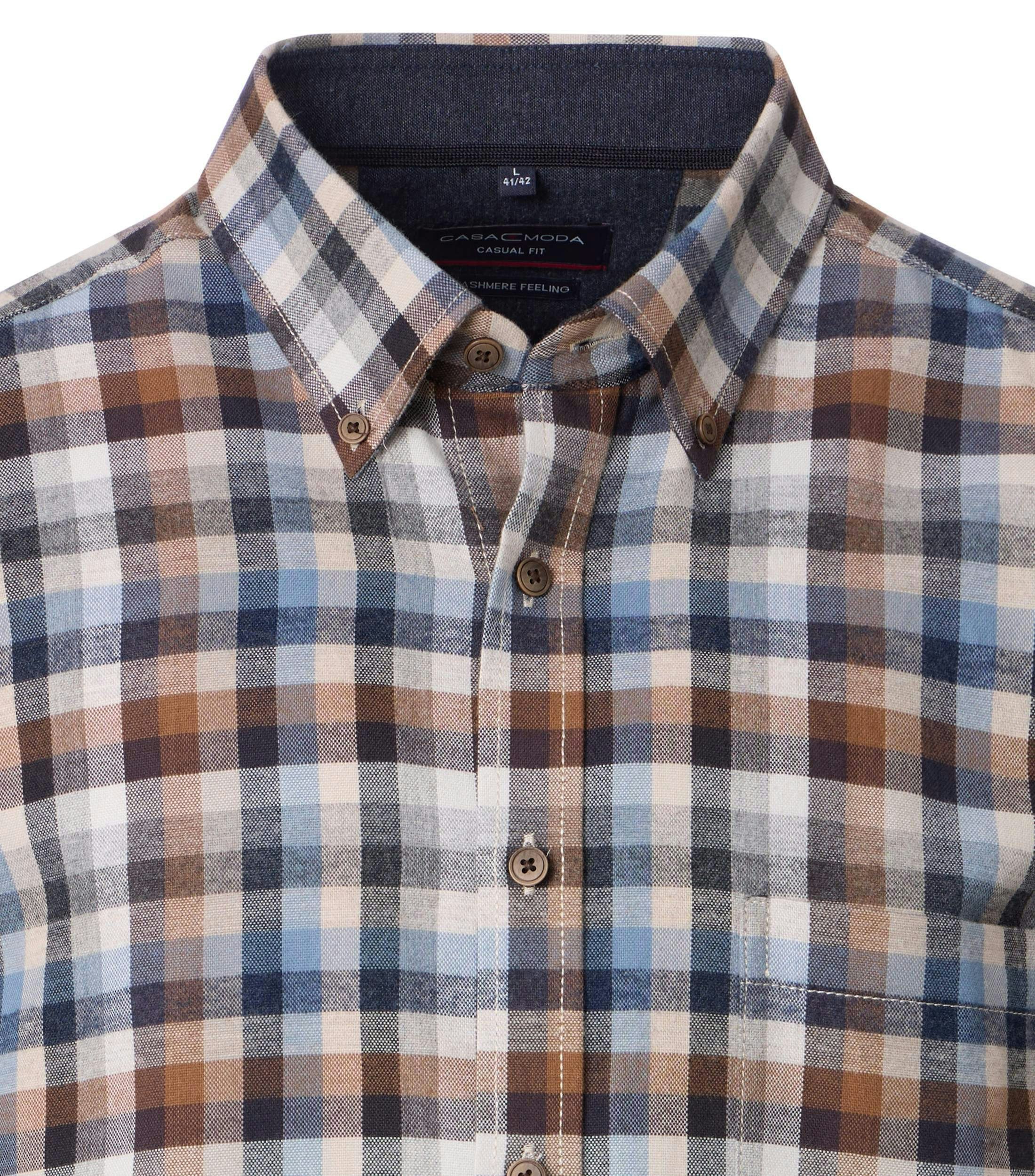 Ein Freizeithemd im kariert Muster in der Farbe Blau