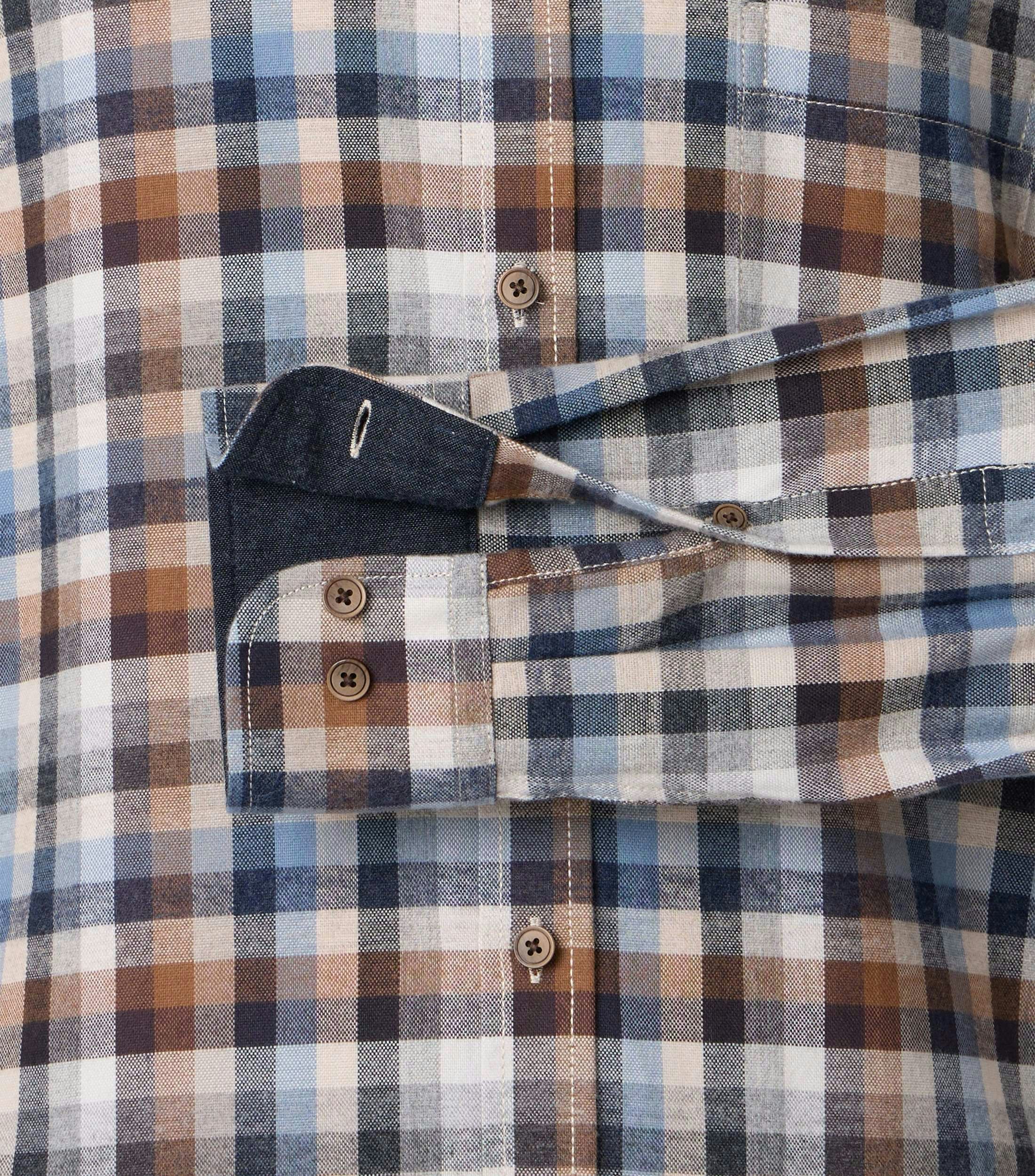 Ein Freizeithemd im kariert Muster in der Farbe Blau