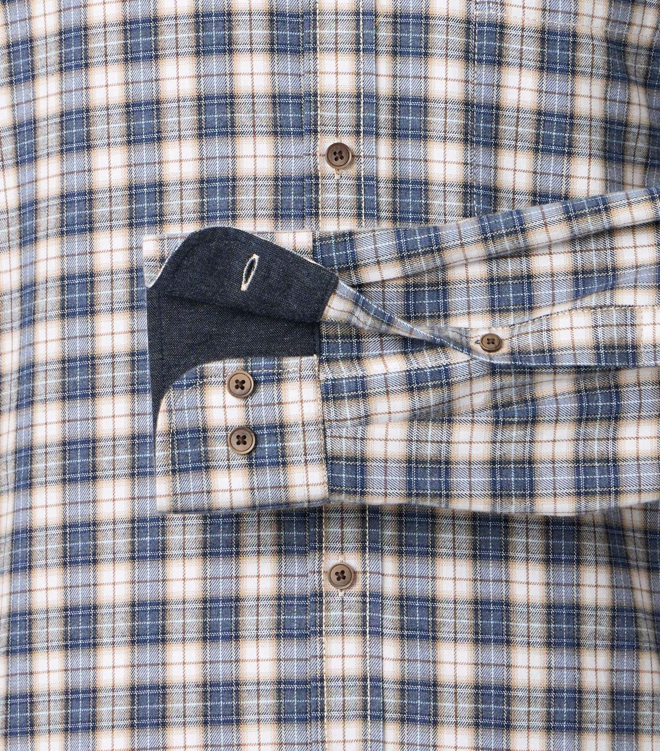 Ein Freizeithemd im kariert Muster in der Farbe Blau