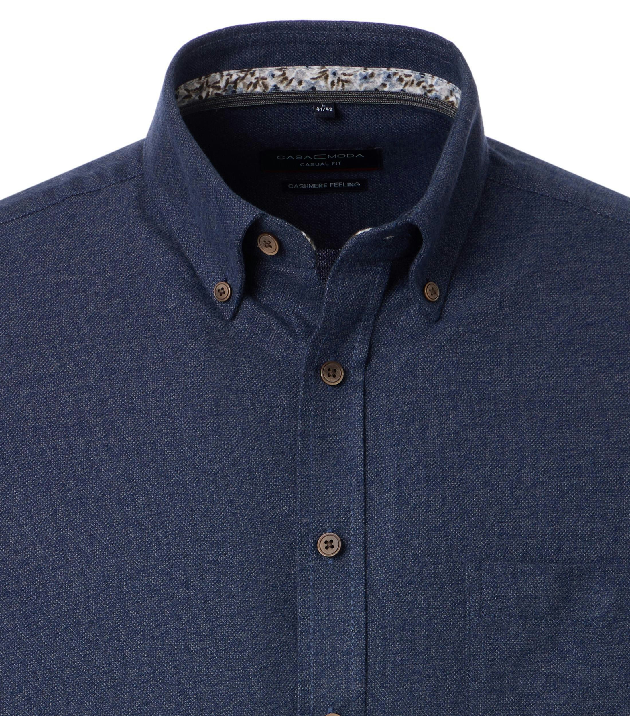 Ein Freizeithemd im uni Muster in der Farbe Blau