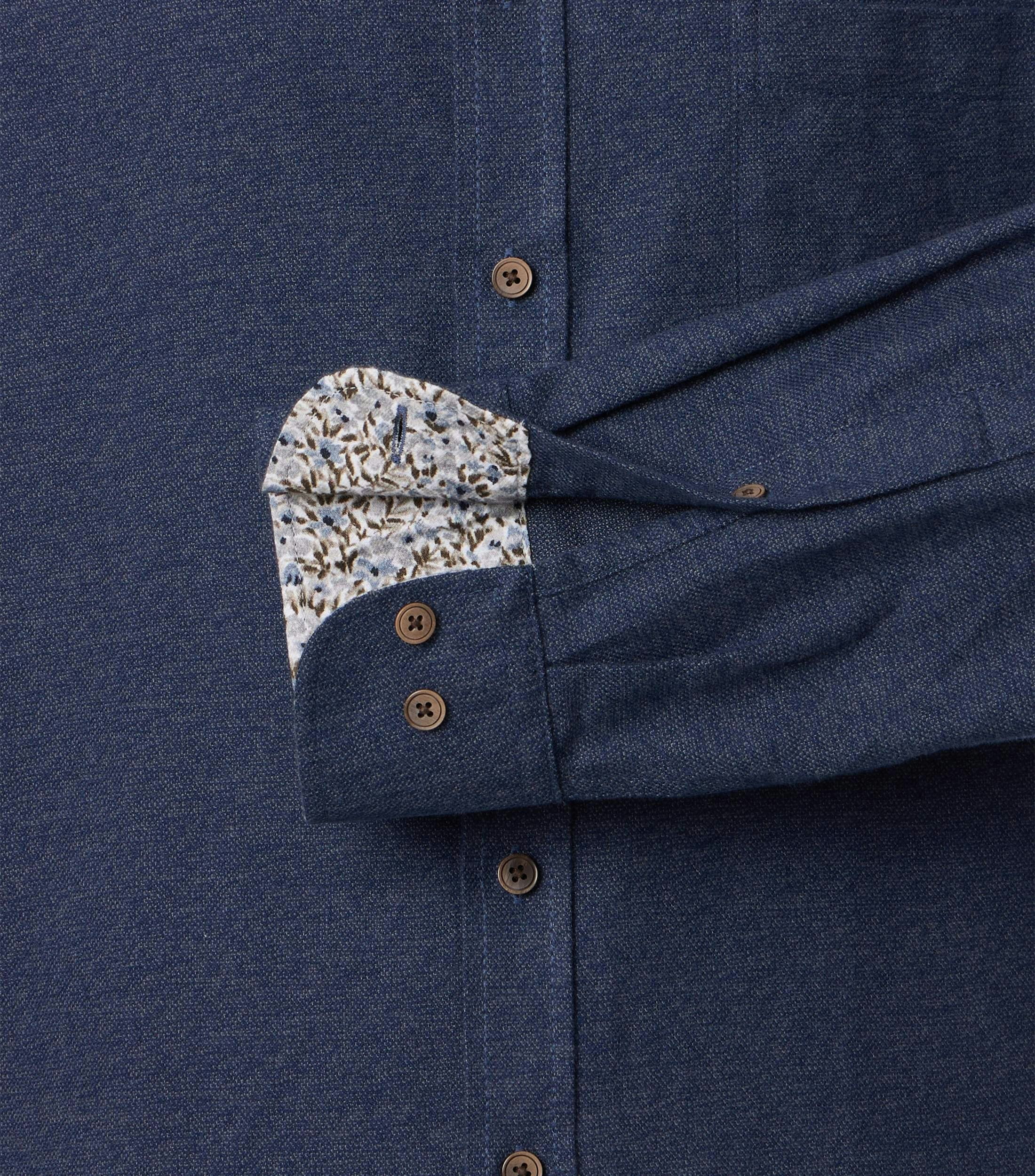 Ein Freizeithemd im uni Muster in der Farbe Blau