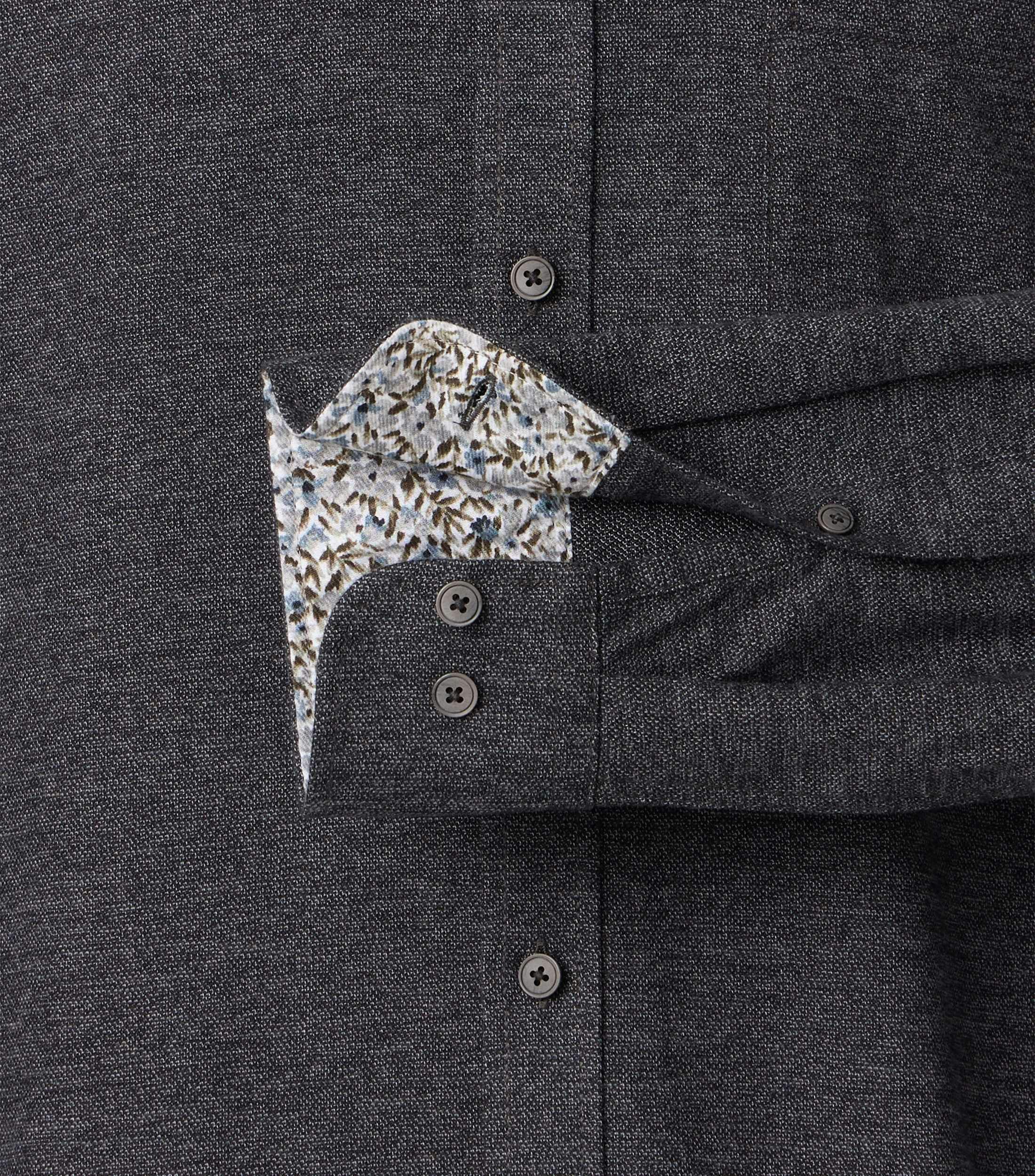 Ein Freizeithemd im uni Muster in der Farbe Schwarz