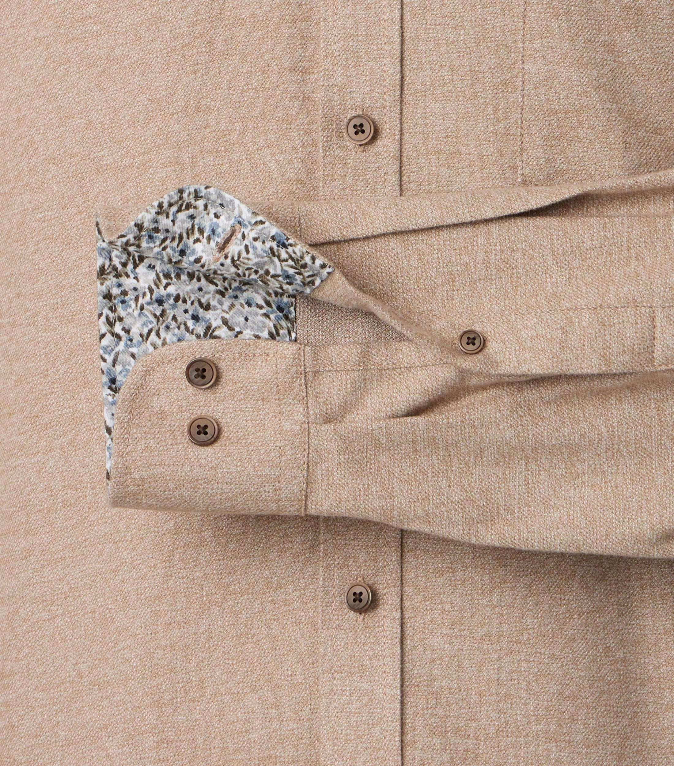 Ein Freizeithemd im uni Muster in der Farbe Beige