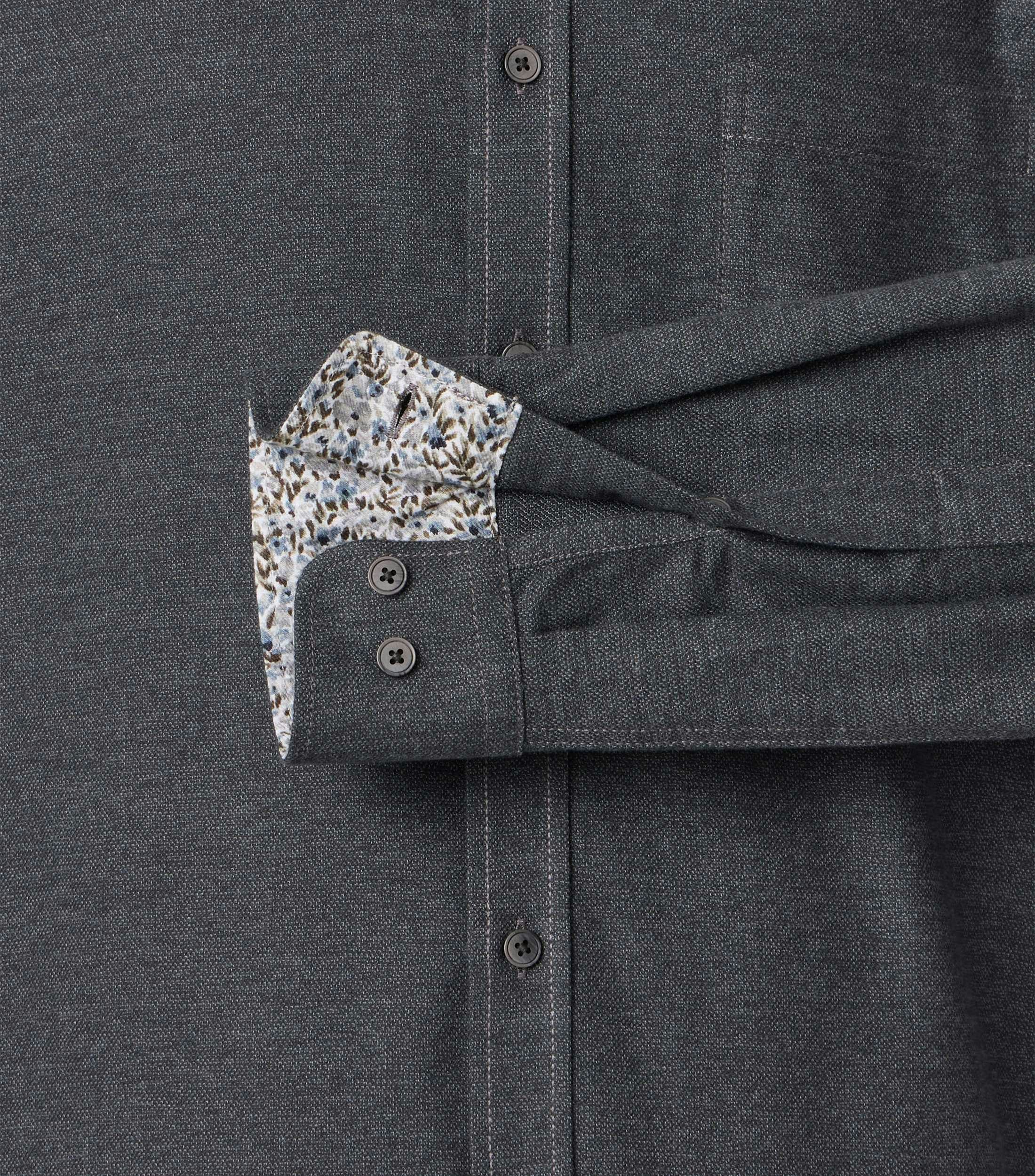 Ein Freizeithemd im uni Muster in der Farbe Dunkelgrau