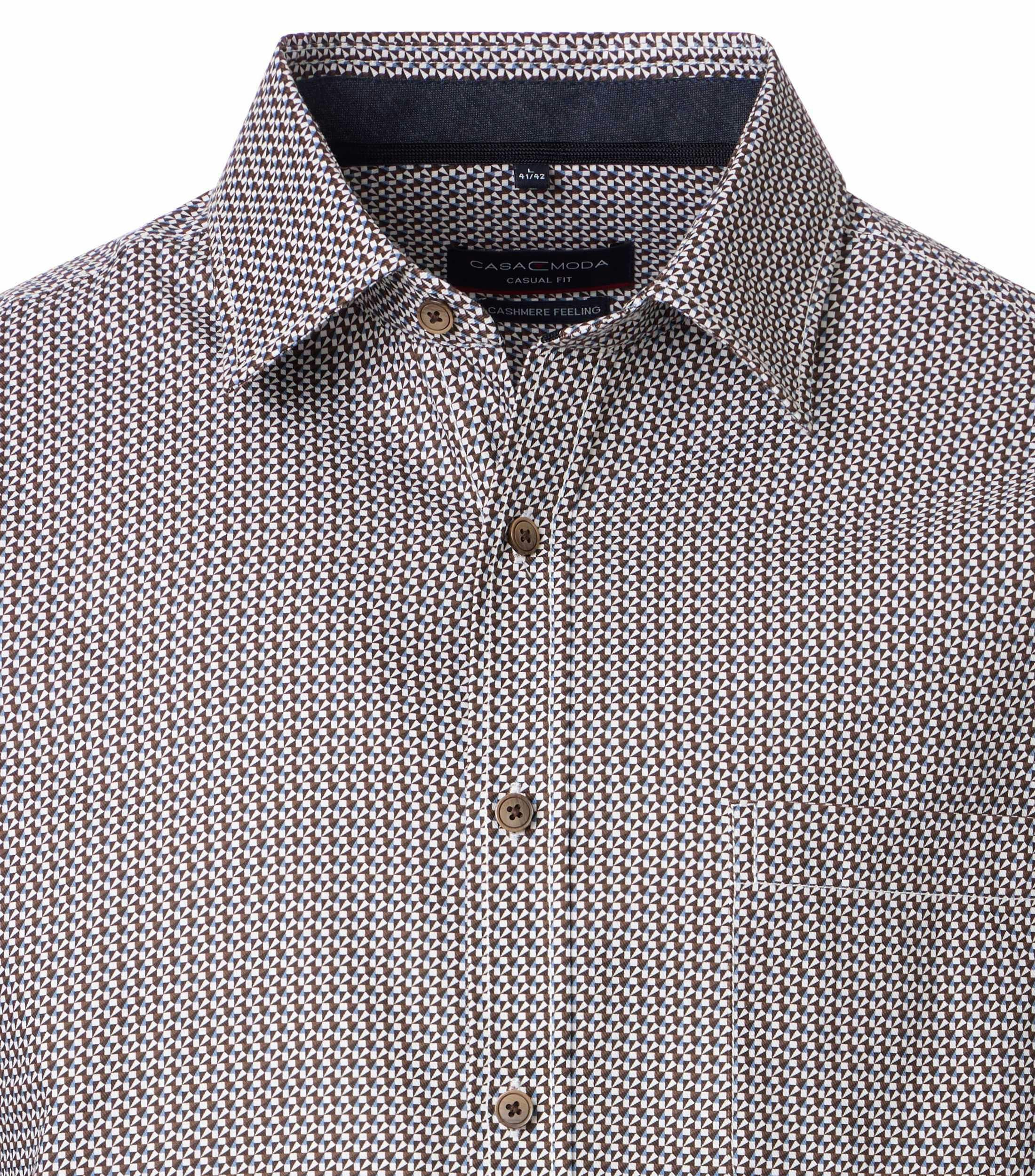 Ein Freizeithemd im Print Muster in der Farbe Braun