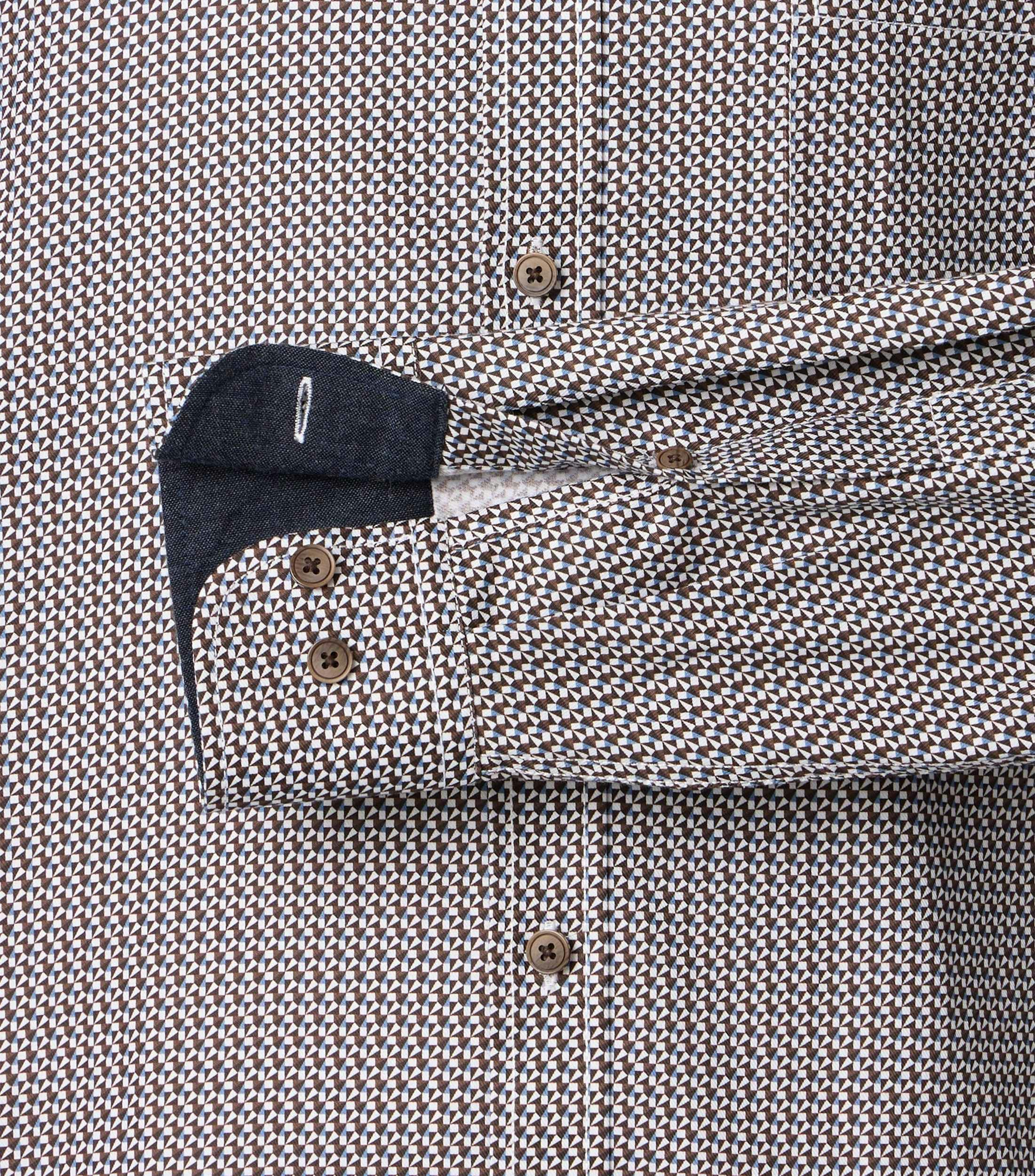 Ein Freizeithemd im Print Muster in der Farbe Braun