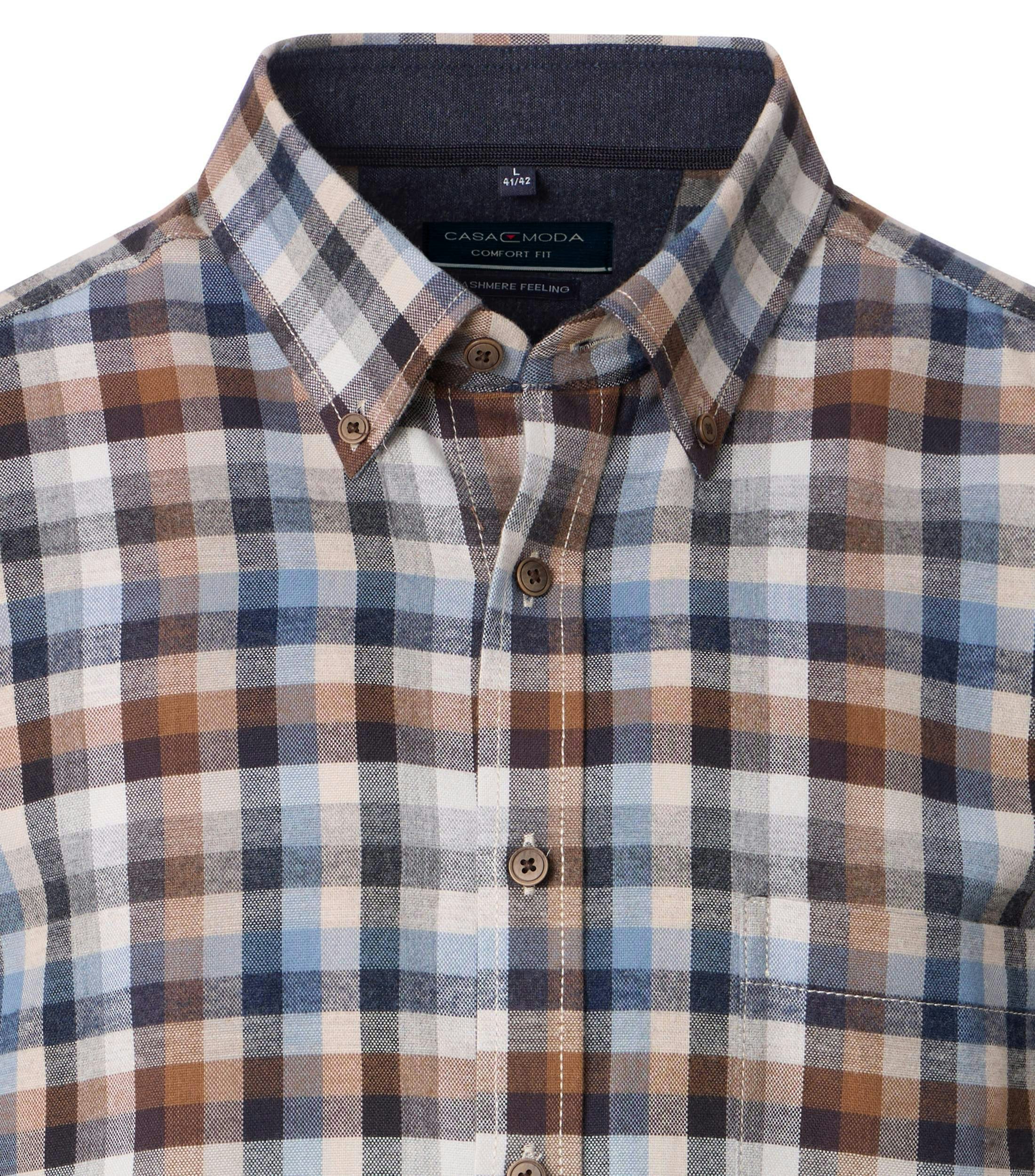 Ein Freizeithemd im kariert Muster in der Farbe Blau