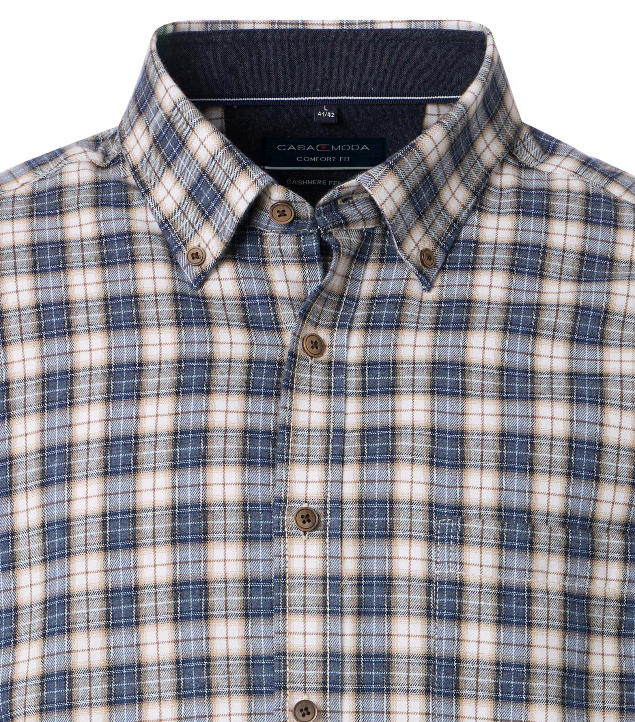 Ein Freizeithemd im kariert Muster in der Farbe Blau