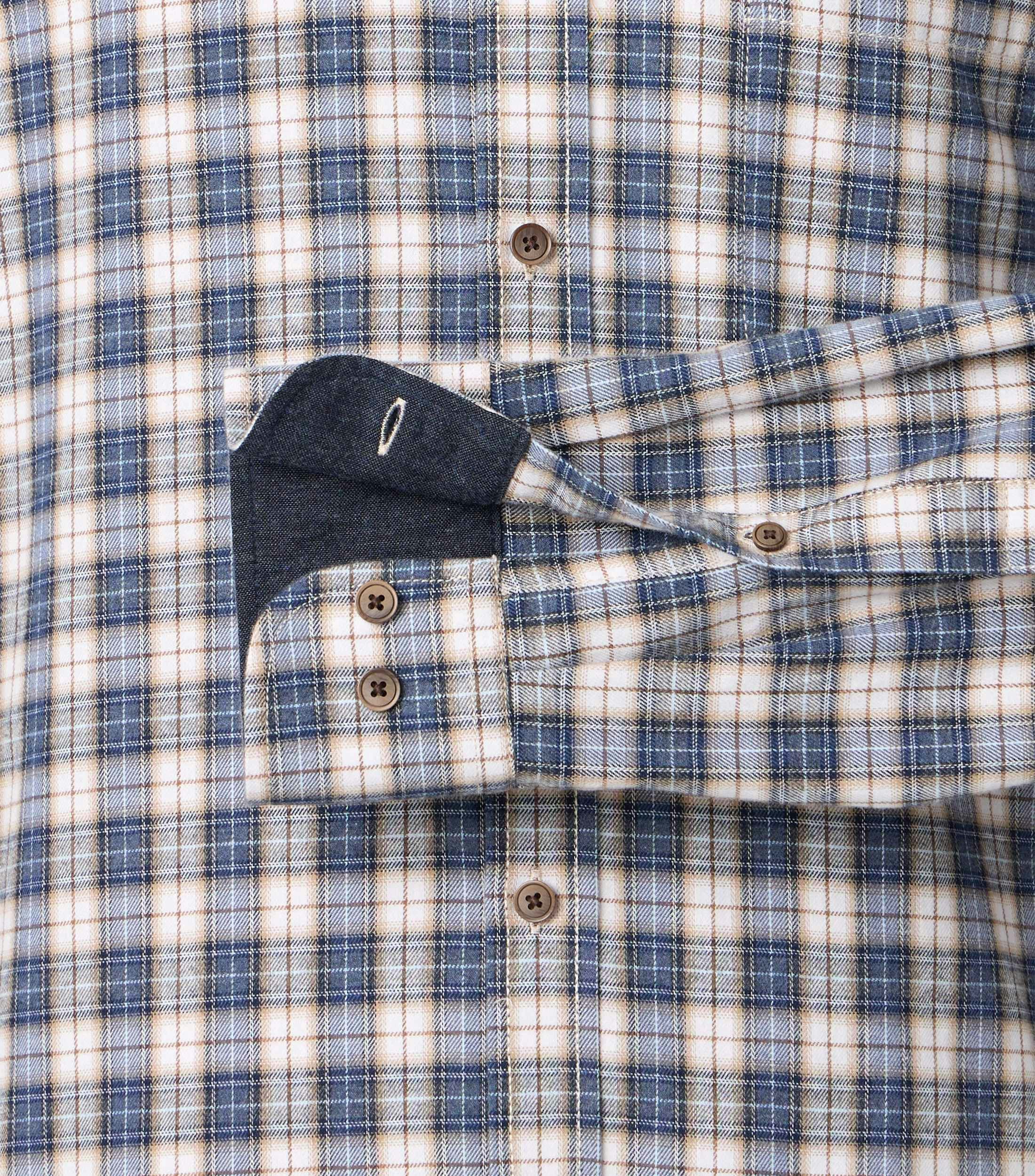 Ein Freizeithemd im kariert Muster in der Farbe Blau
