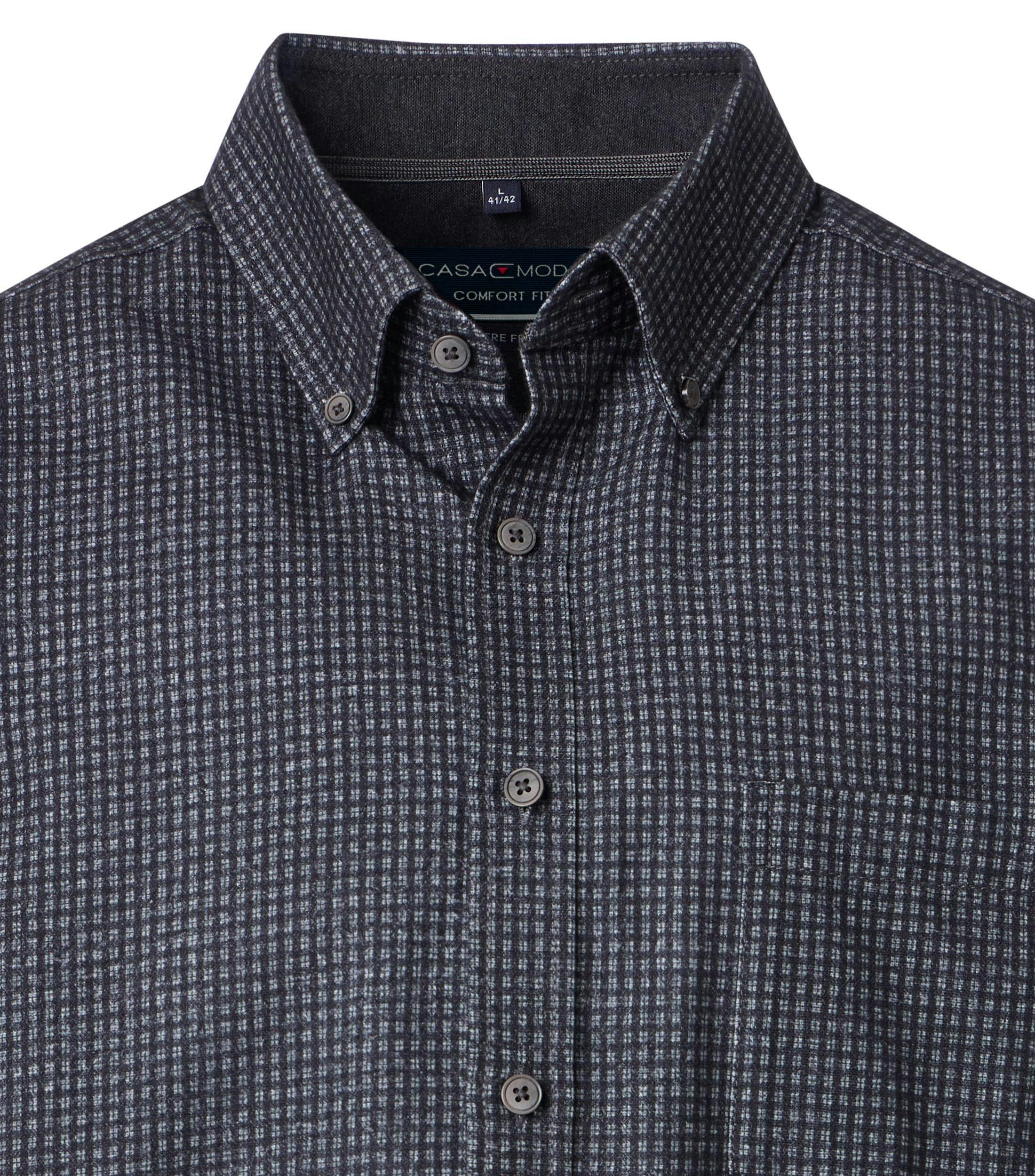 Ein Freizeithemd im kariert Muster in der Farbe Grauschwarz