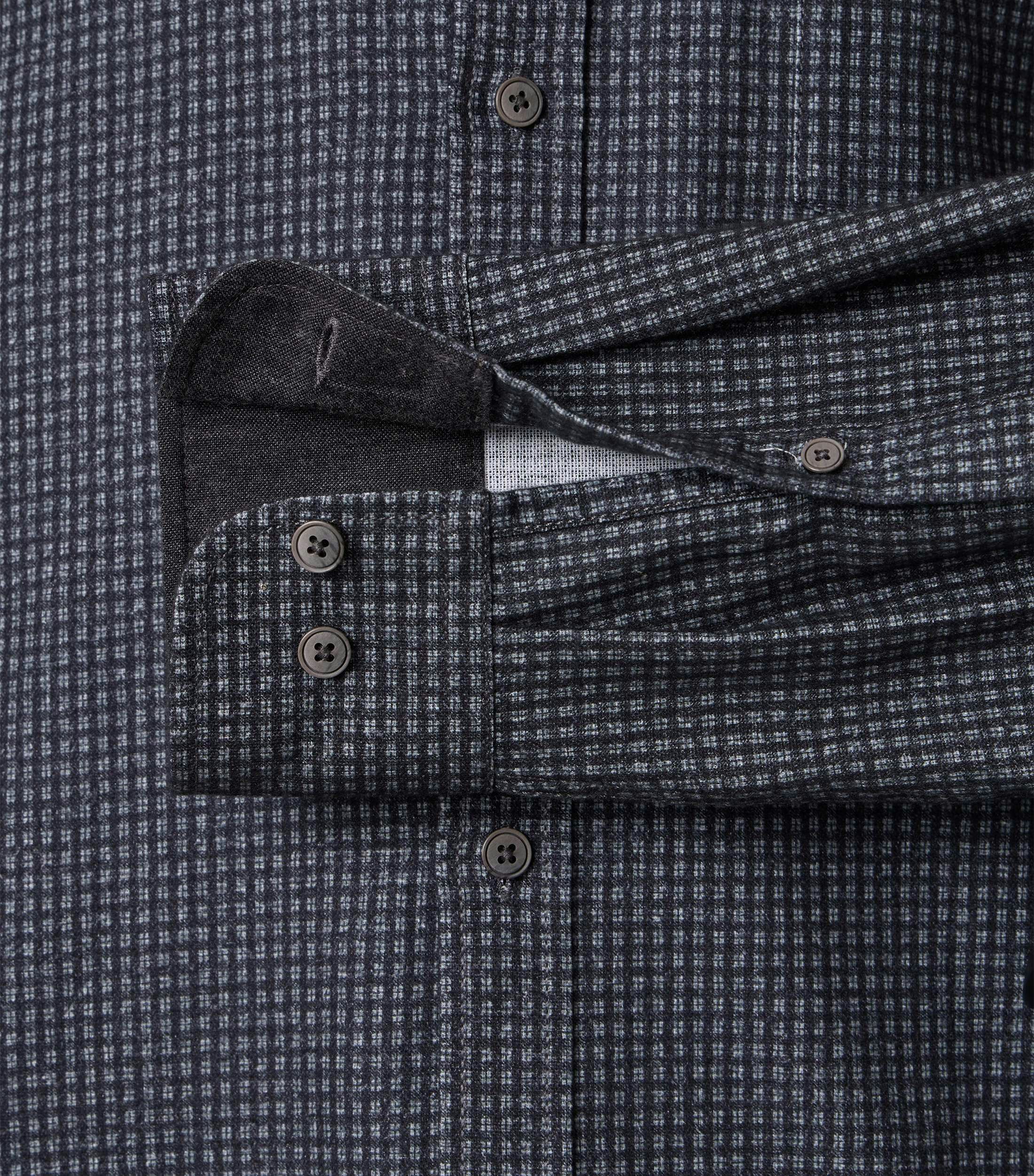 Ein Freizeithemd im kariert Muster in der Farbe Grauschwarz
