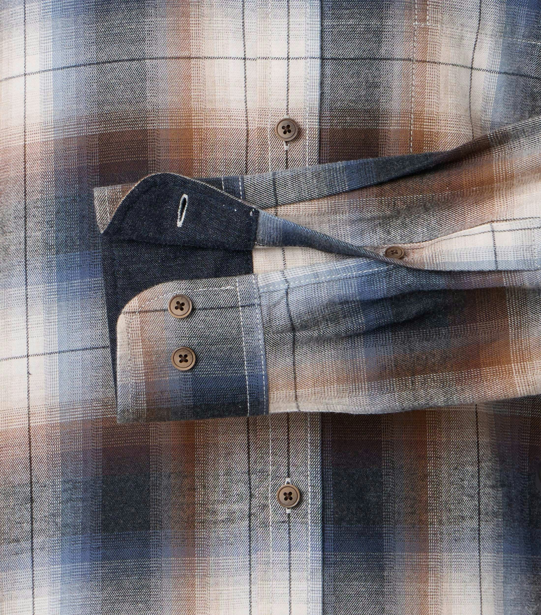 Ein Freizeithemd im kariert Muster in der Farbe Orange