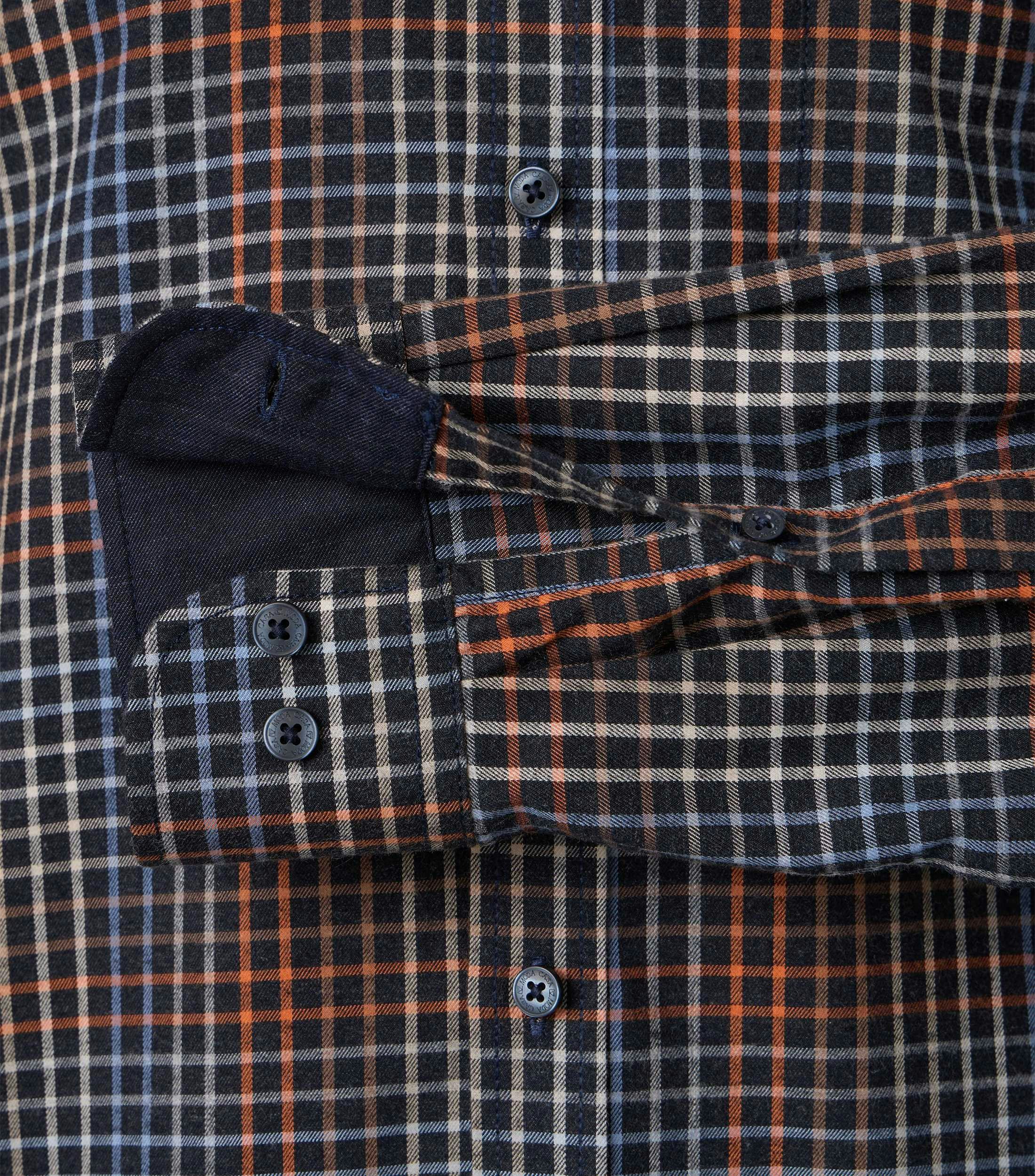 Ein Freizeithemd im kariert Muster in der Farbe Dunkelorange