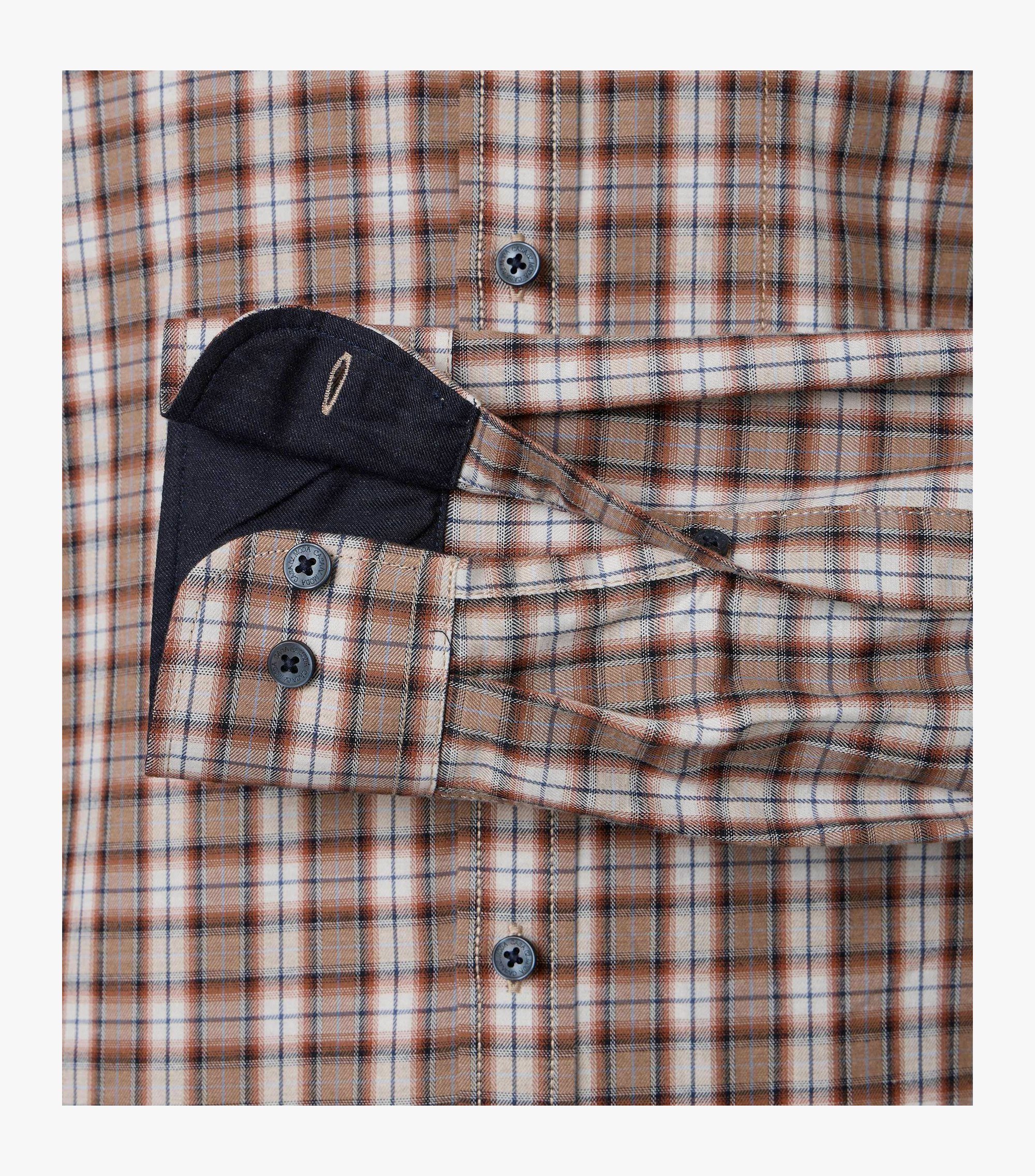 Ein Freizeithemd im kariert Muster in der Farbe Beige