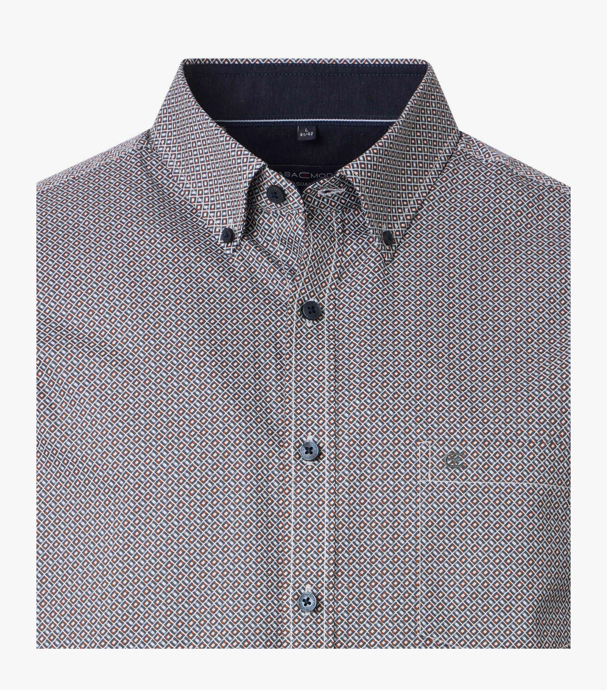 Ein Freizeithemd im Print Muster in der Farbe Grau