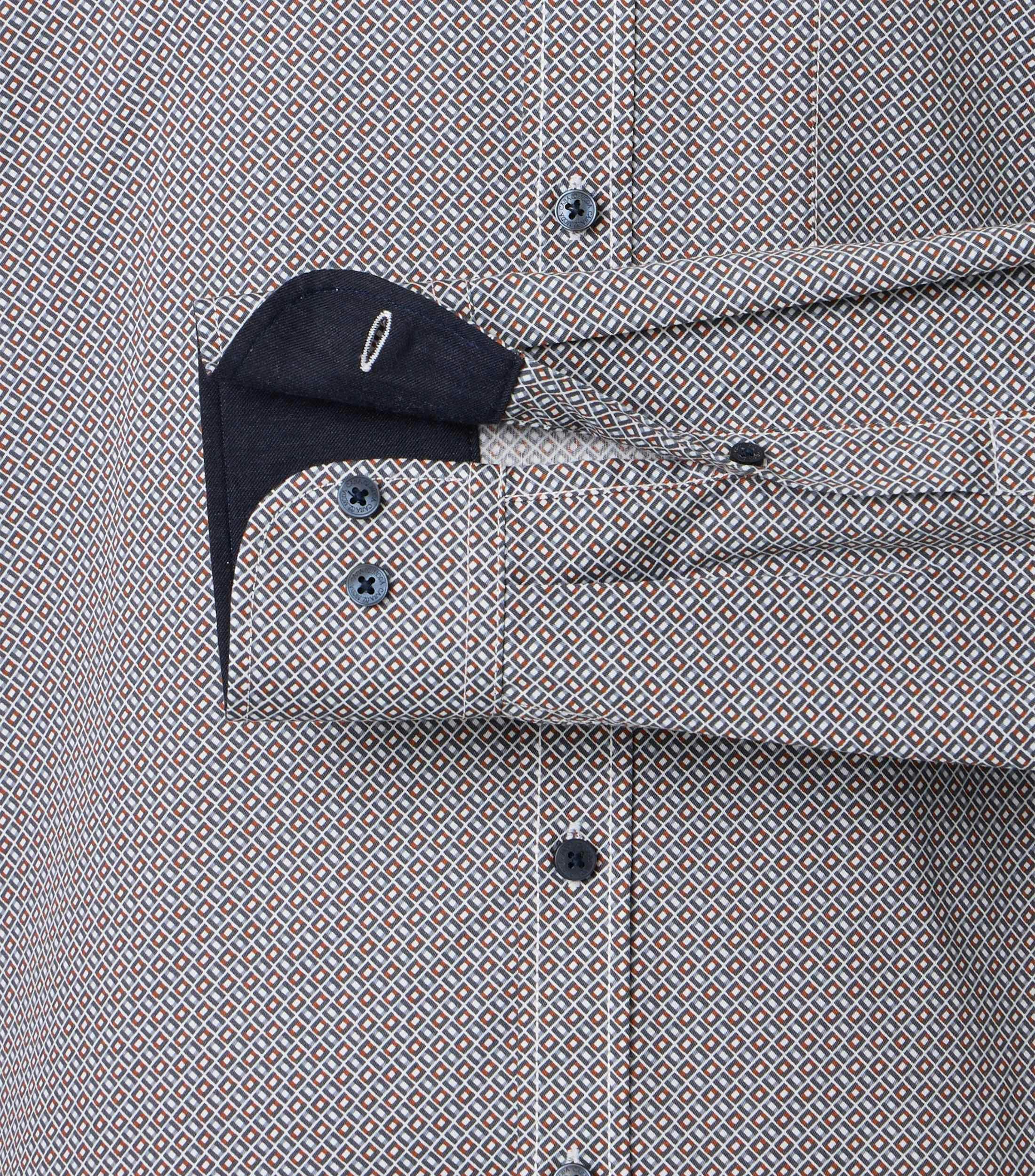 Ein Freizeithemd im Print Muster in der Farbe Grau