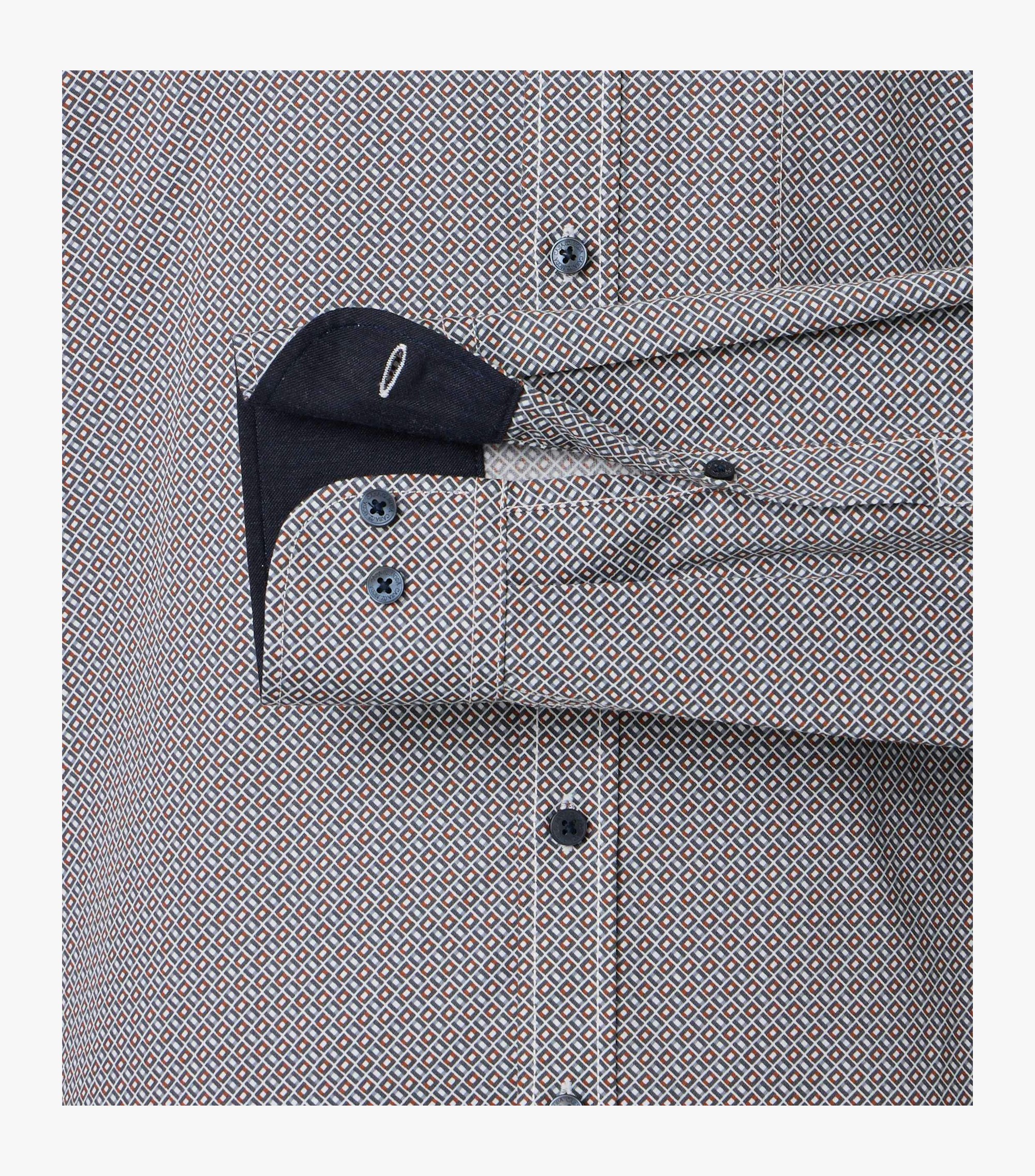 Ein Freizeithemd im Print Muster in der Farbe Grau