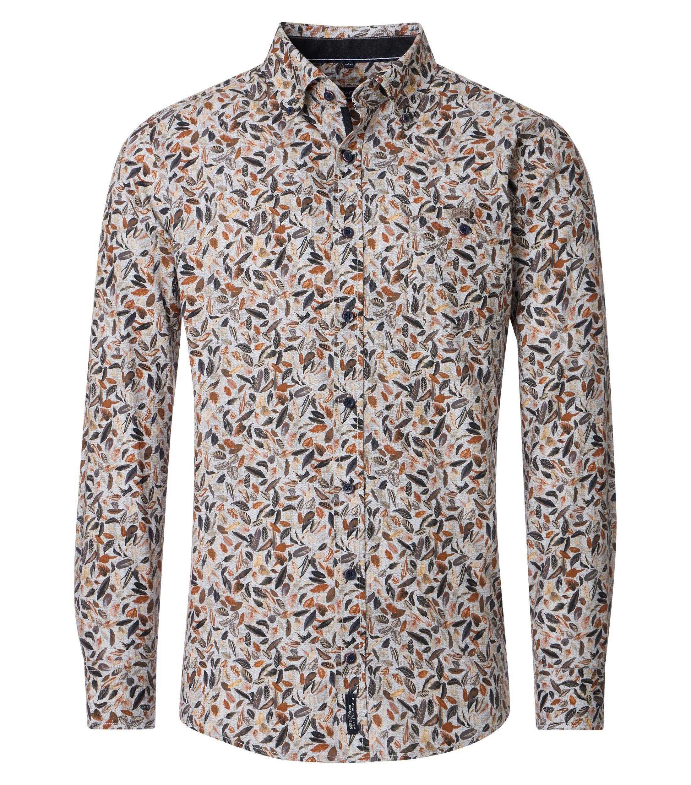 Das Model trägt ein Freizeithemd im Print Muster in der Farbe Braun