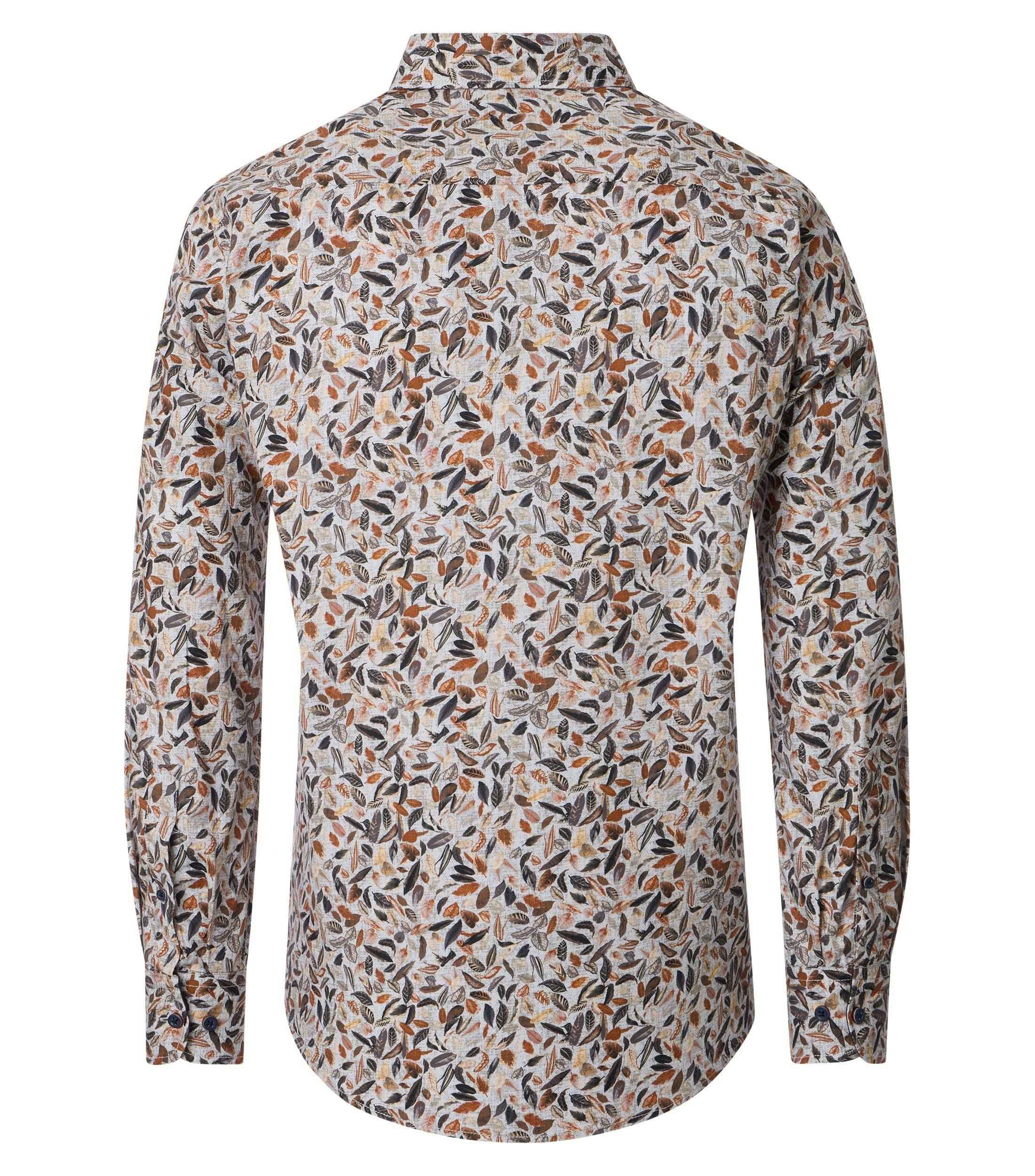 Das Model trägt ein Freizeithemd im Print Muster in der Farbe Braun