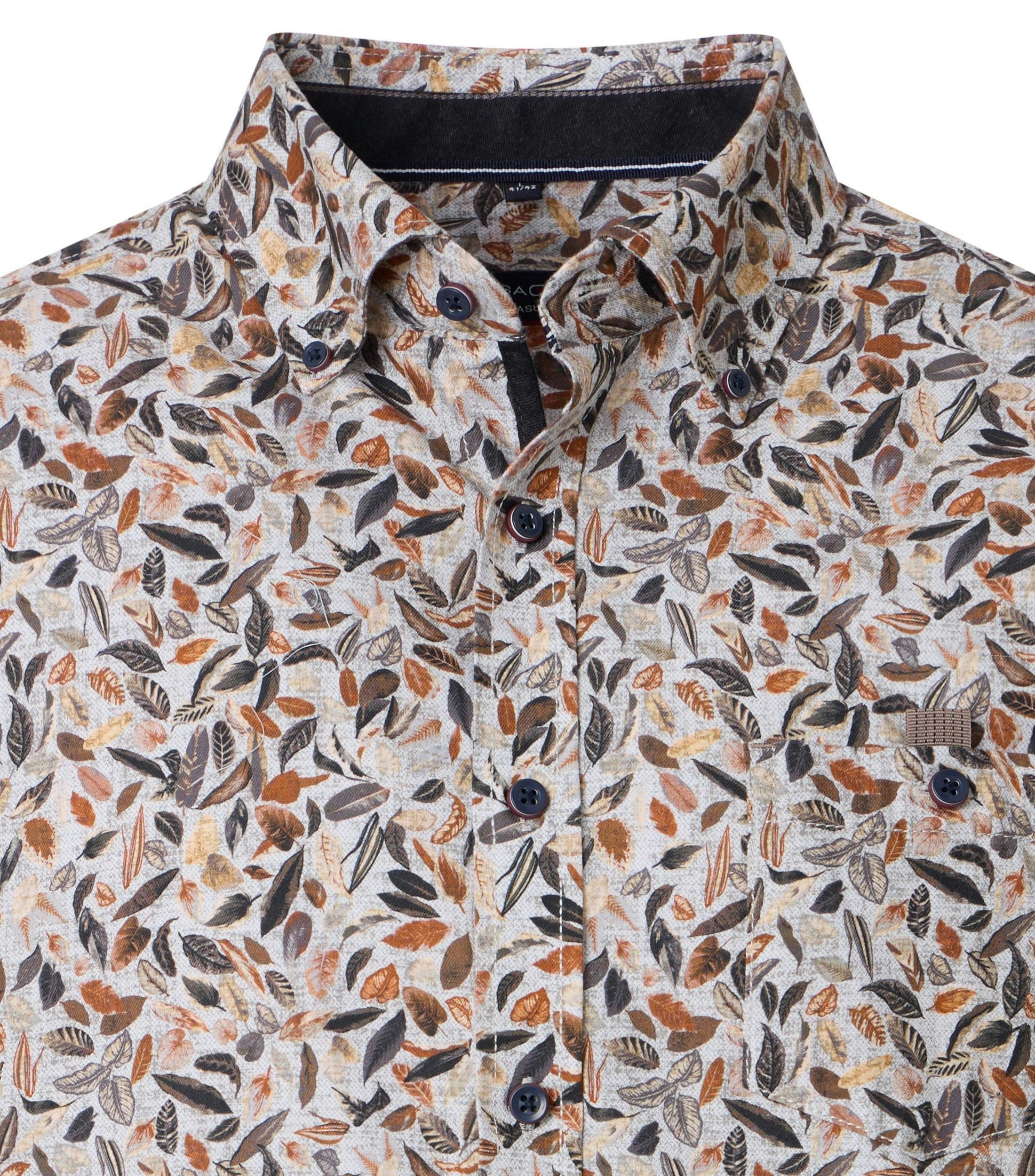 Das Model trägt ein Freizeithemd im Print Muster in der Farbe Braun