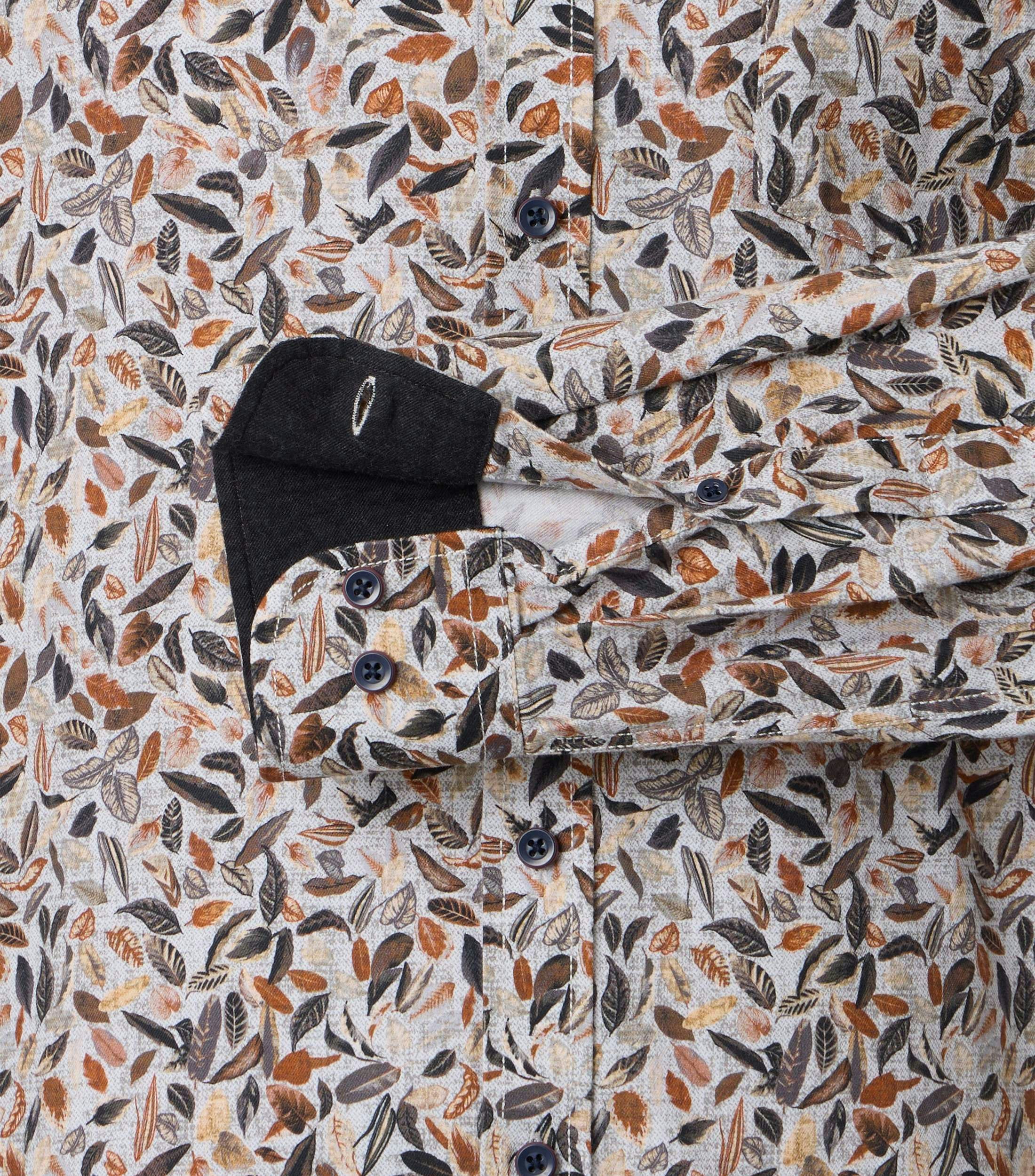 Das Model trägt ein Freizeithemd im Print Muster in der Farbe Braun
