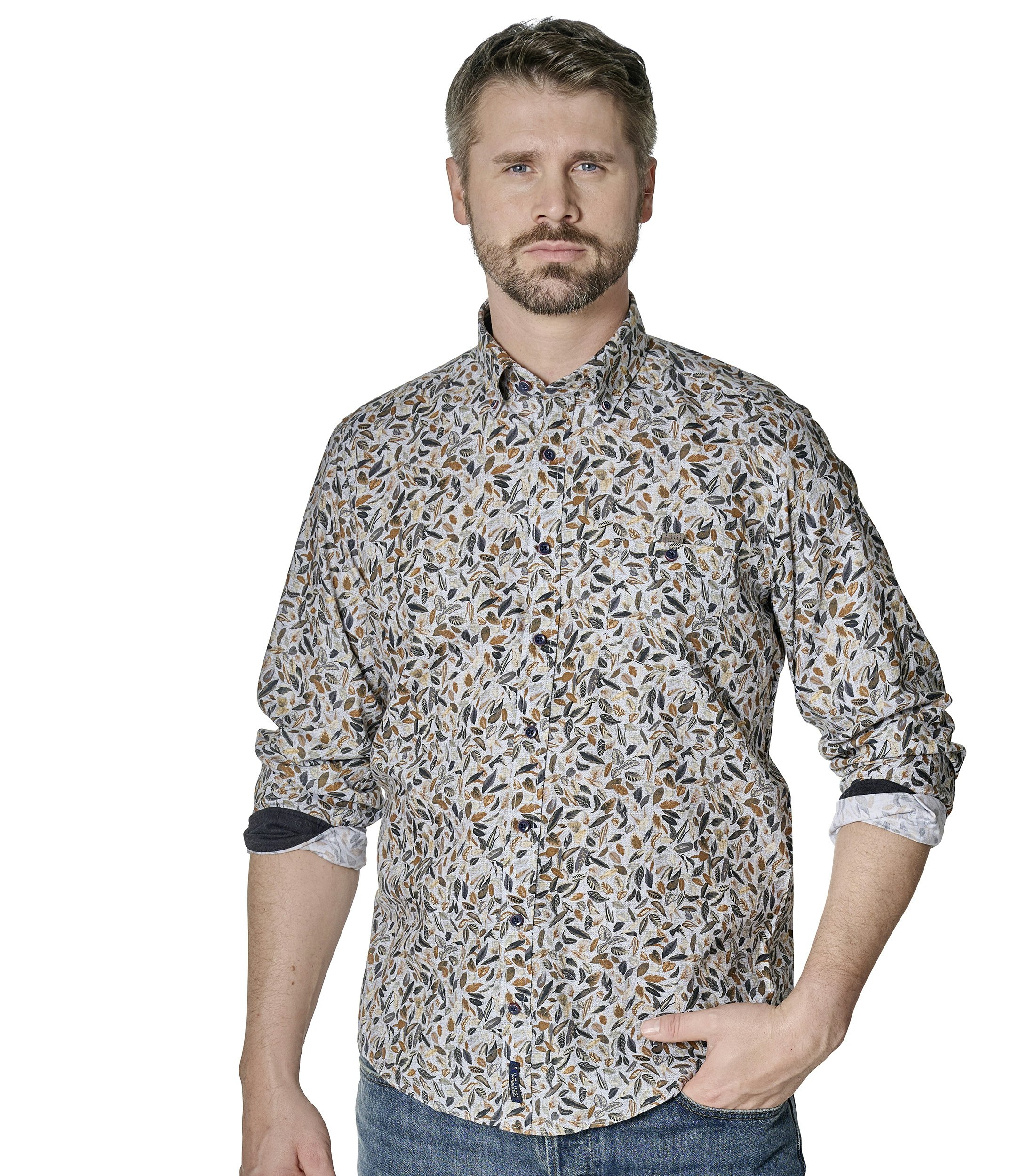 Das Model trägt ein Freizeithemd im Print Muster in der Farbe Braun