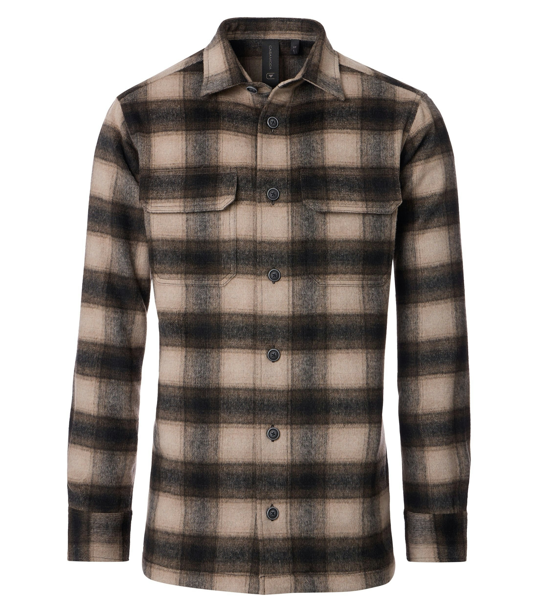 Das Model trägt ein Freizeithemd im uni Muster in der Farbe Braun