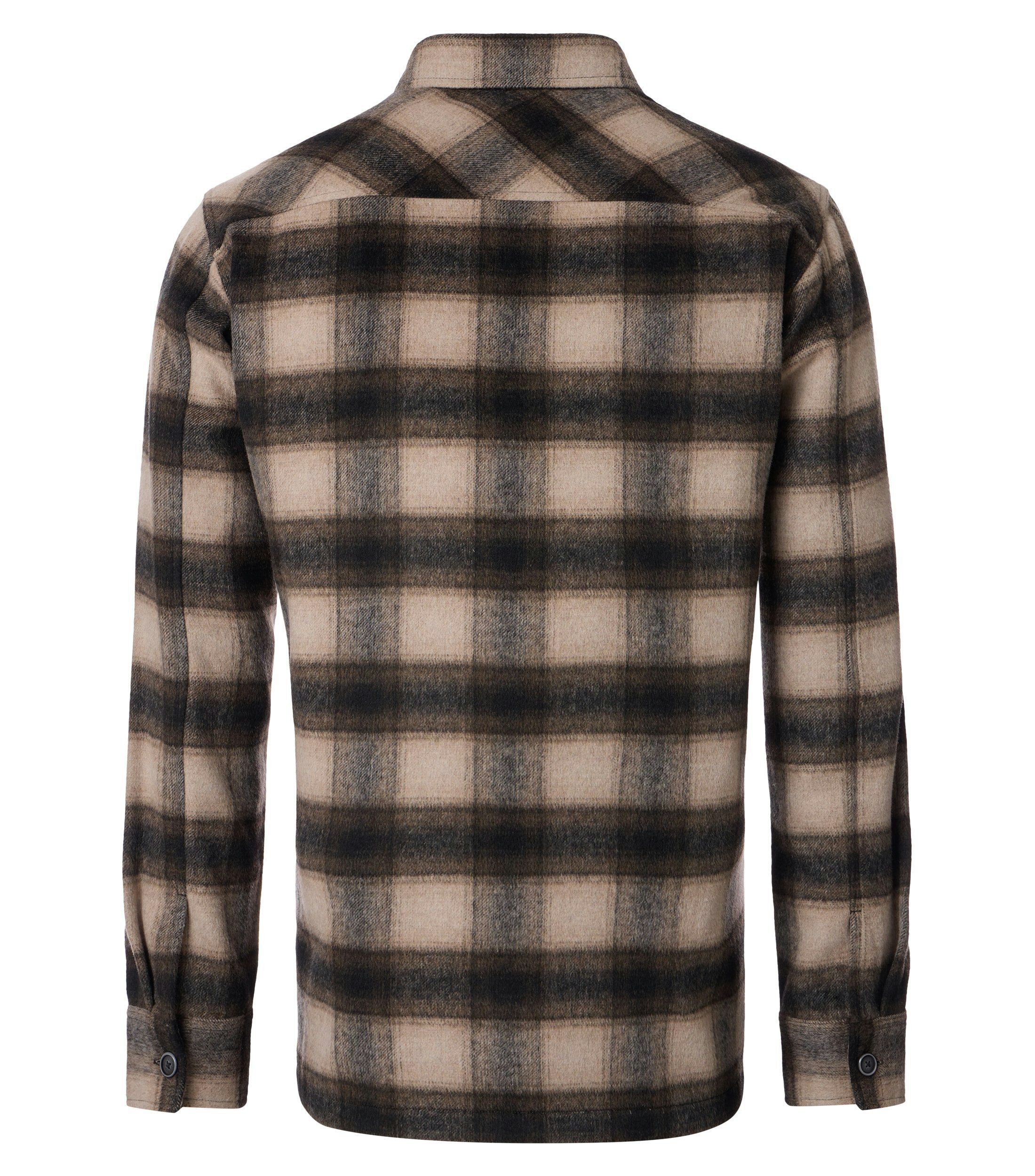 Das Model trägt ein Freizeithemd im uni Muster in der Farbe Braun