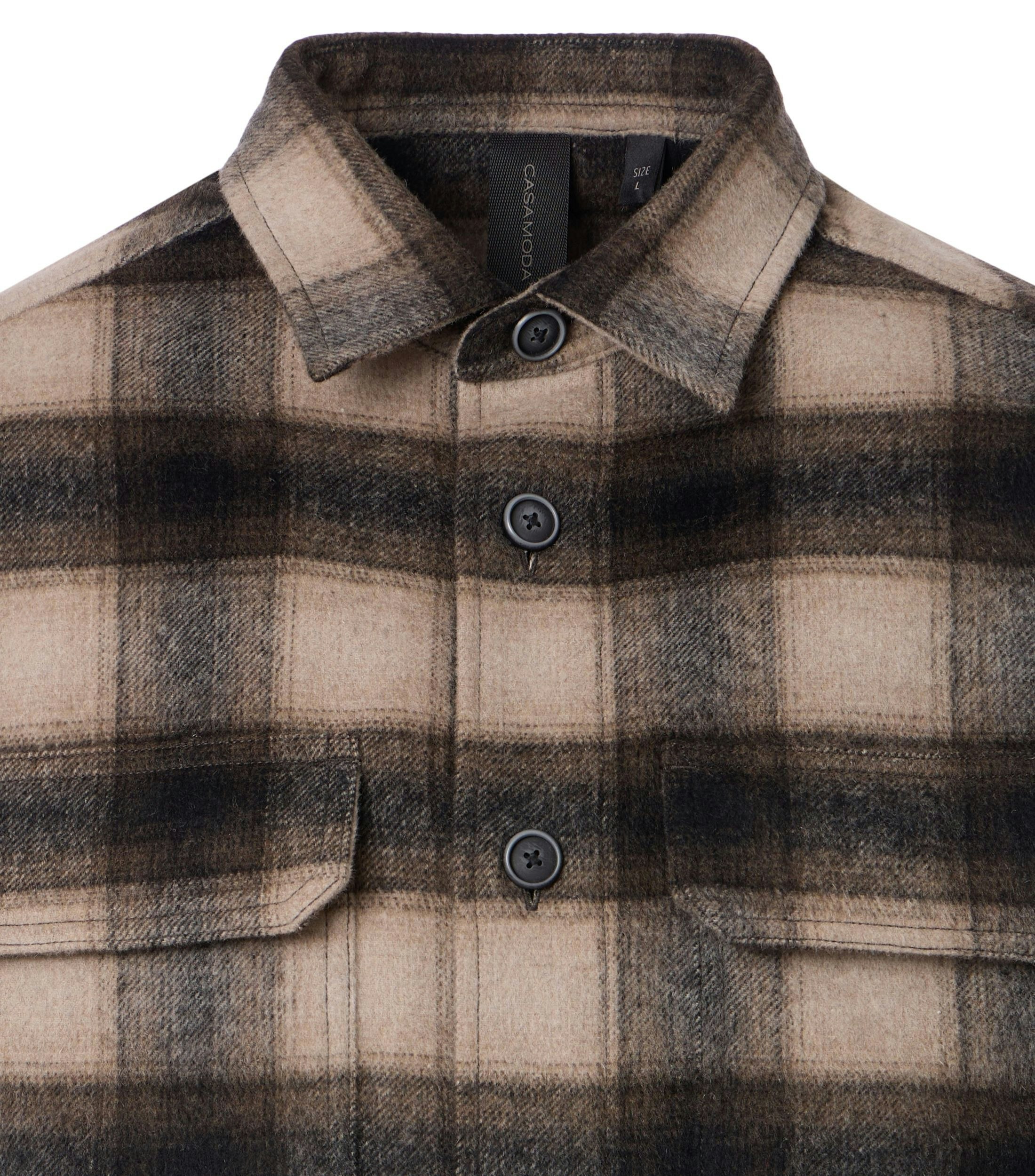 Das Model trägt ein Freizeithemd im uni Muster in der Farbe Braun