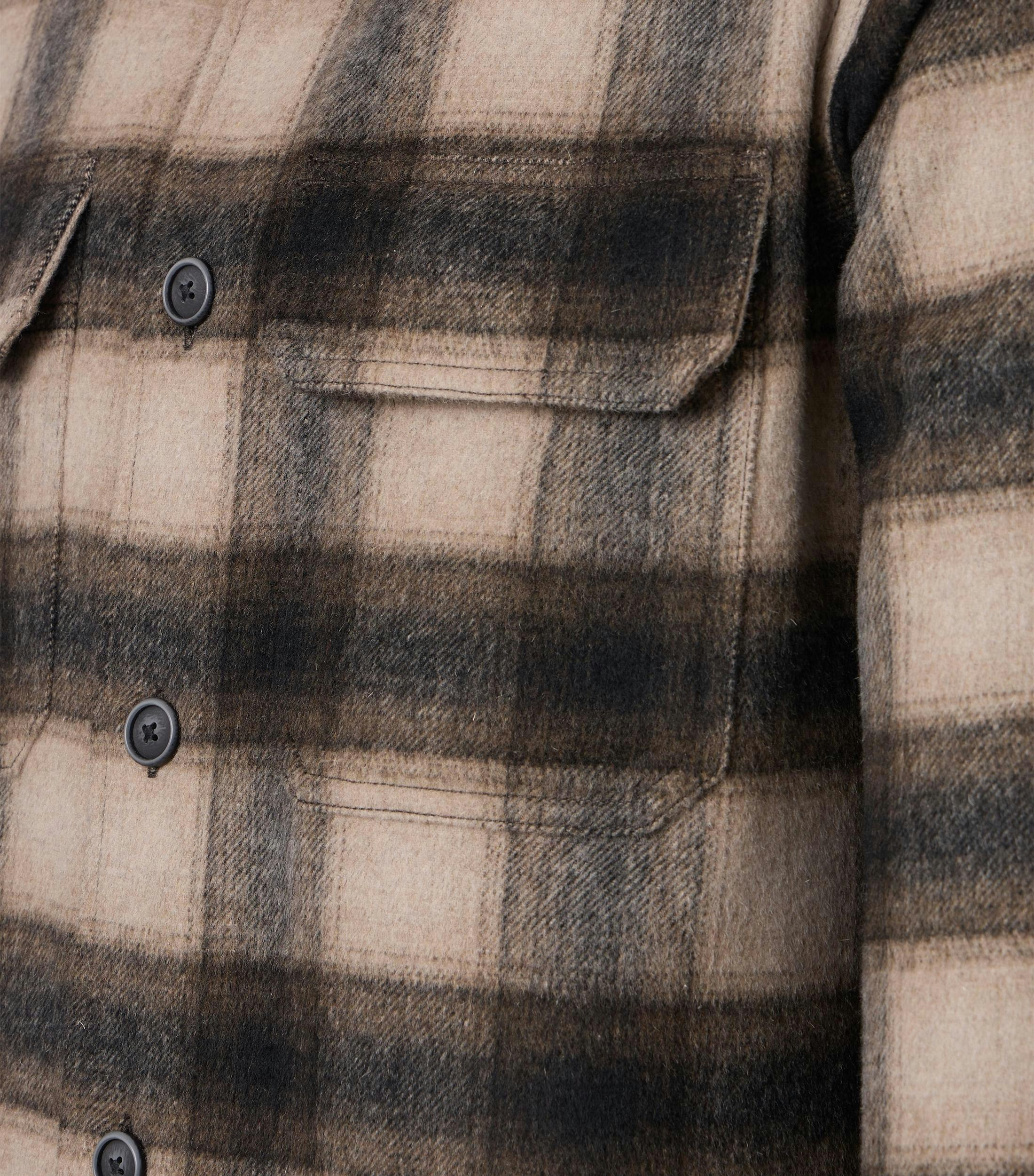 Das Model trägt ein Freizeithemd im uni Muster in der Farbe Braun