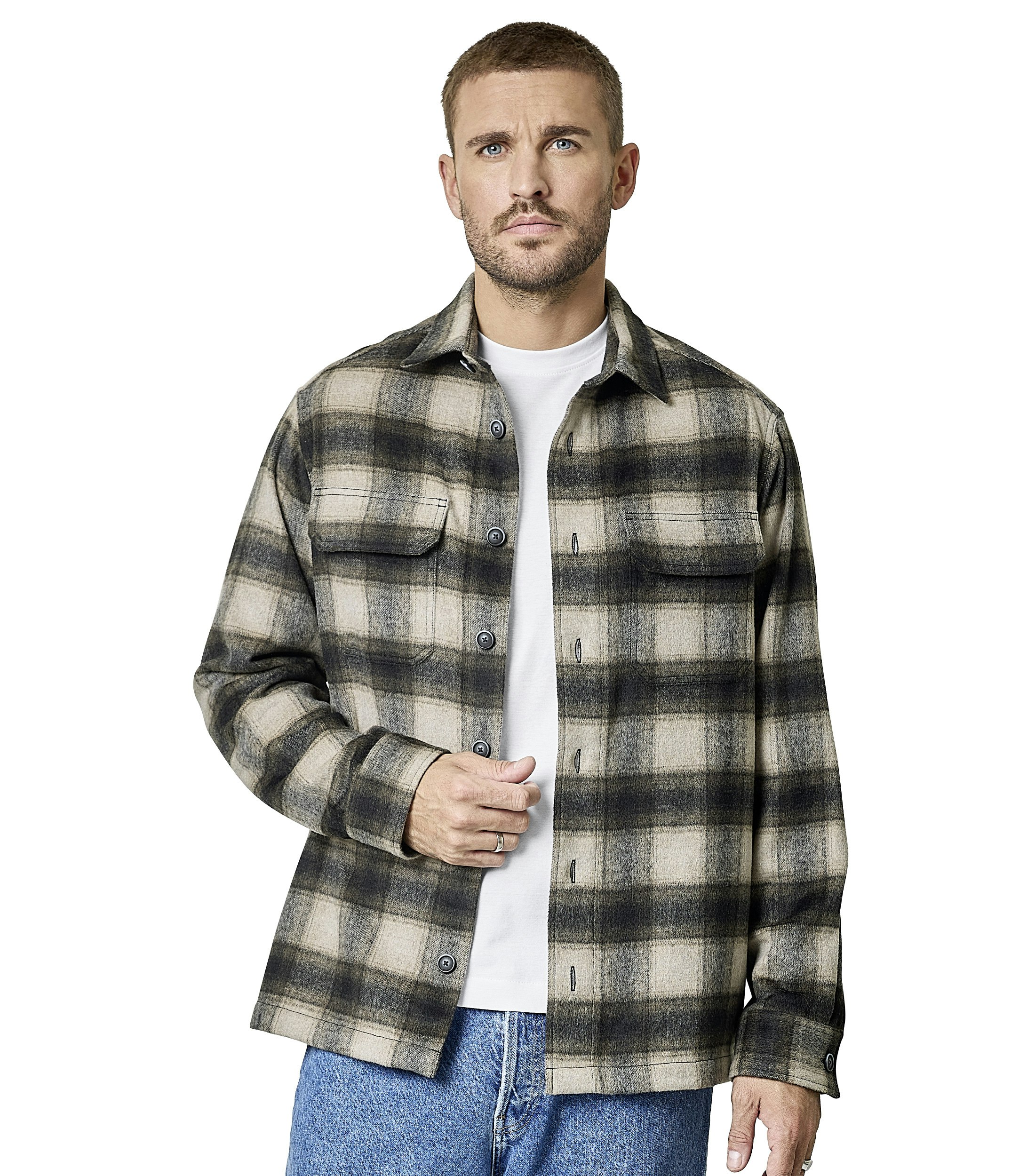 Das Model trägt ein Freizeithemd im uni Muster in der Farbe Braun