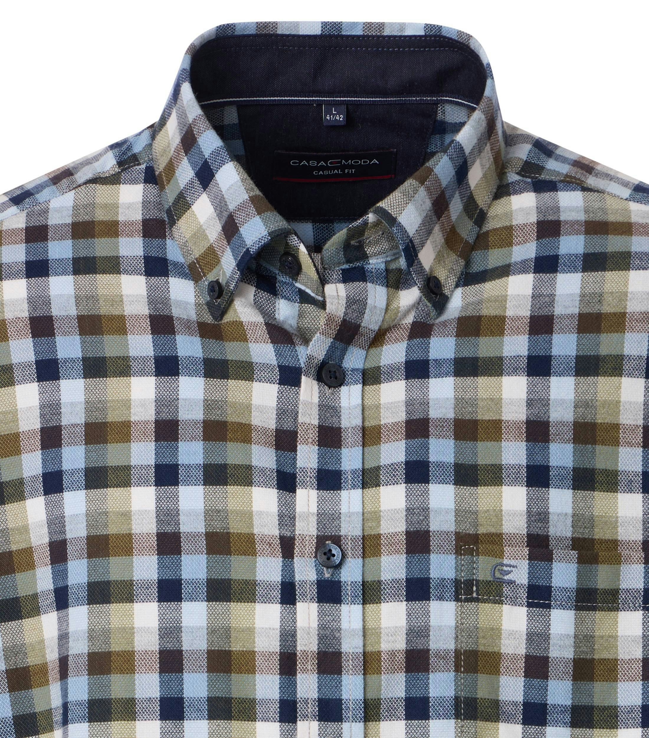 Das Model trägt ein Freizeithemd im kariert Muster in der Farbe GrÃ¼n