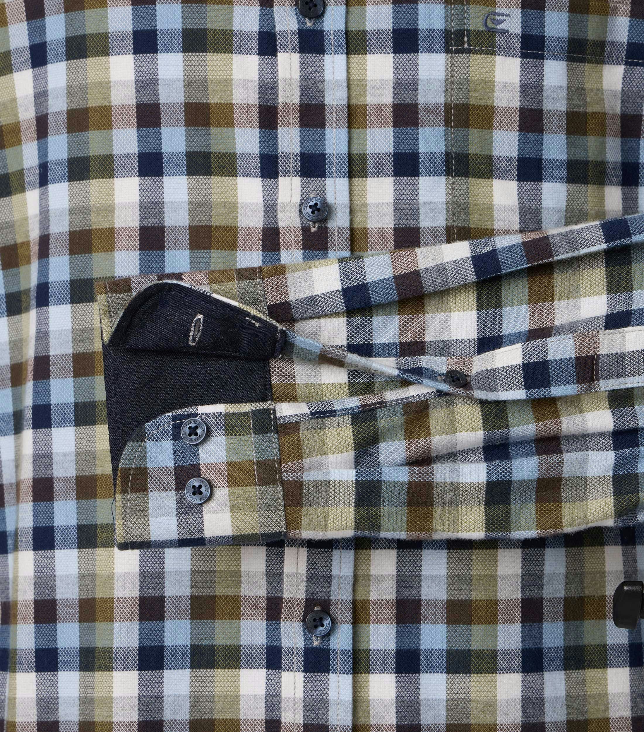 Das Model trägt ein Freizeithemd im kariert Muster in der Farbe GrÃ¼n