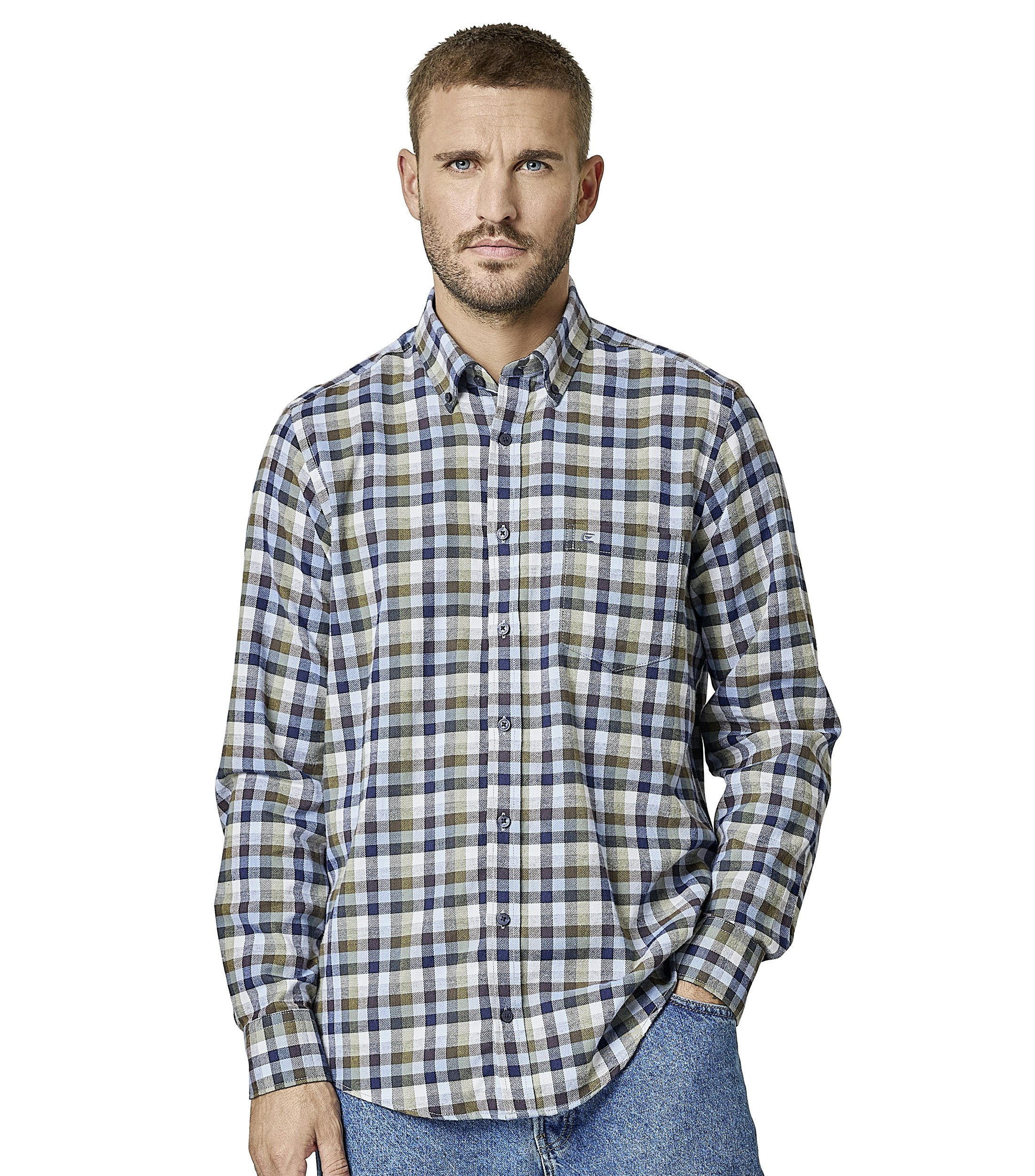 Das Model trägt ein Freizeithemd im kariert Muster in der Farbe GrÃ¼n