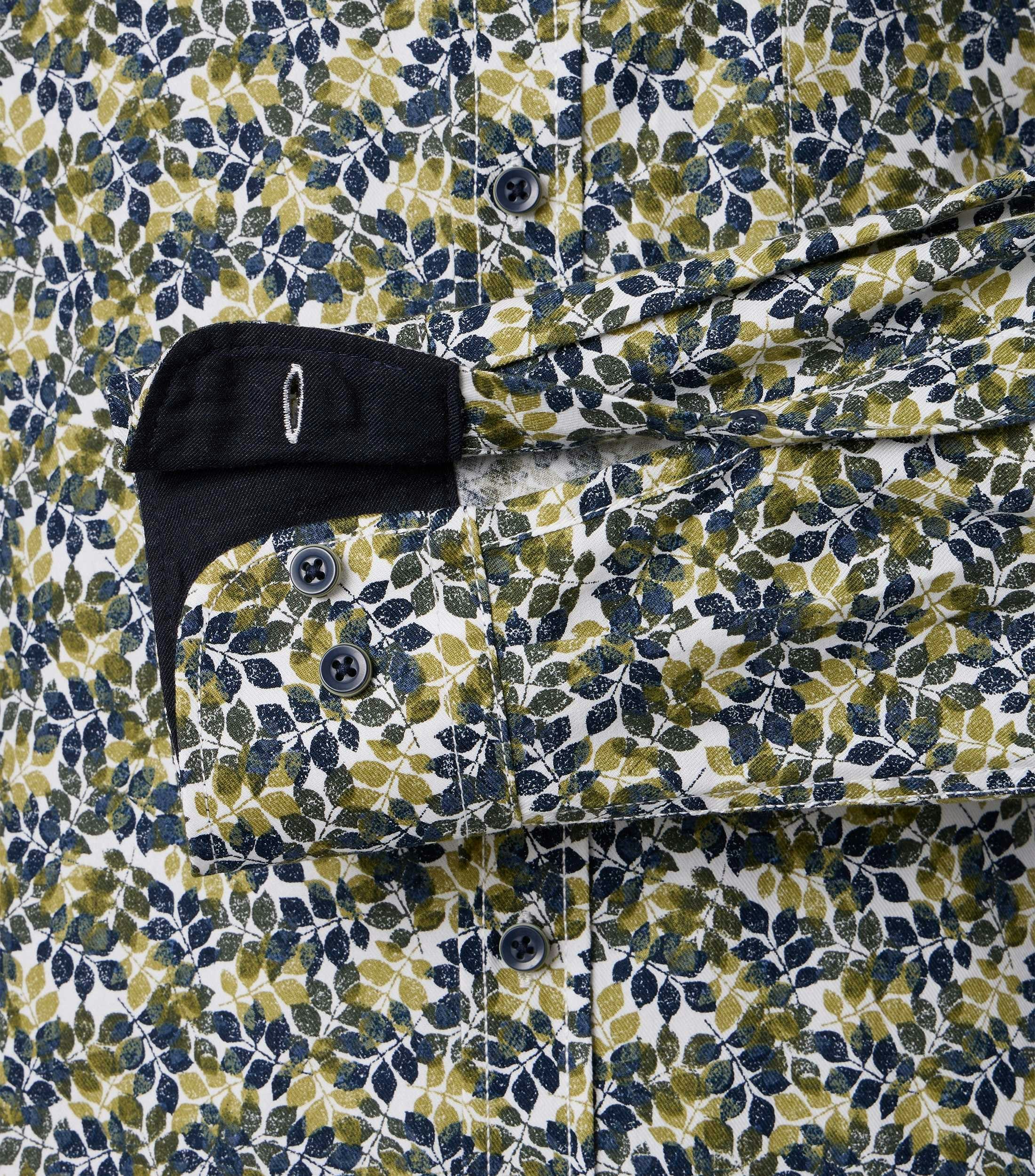 Ein Freizeithemd im Print Muster in der Farbe GrÃ¼n