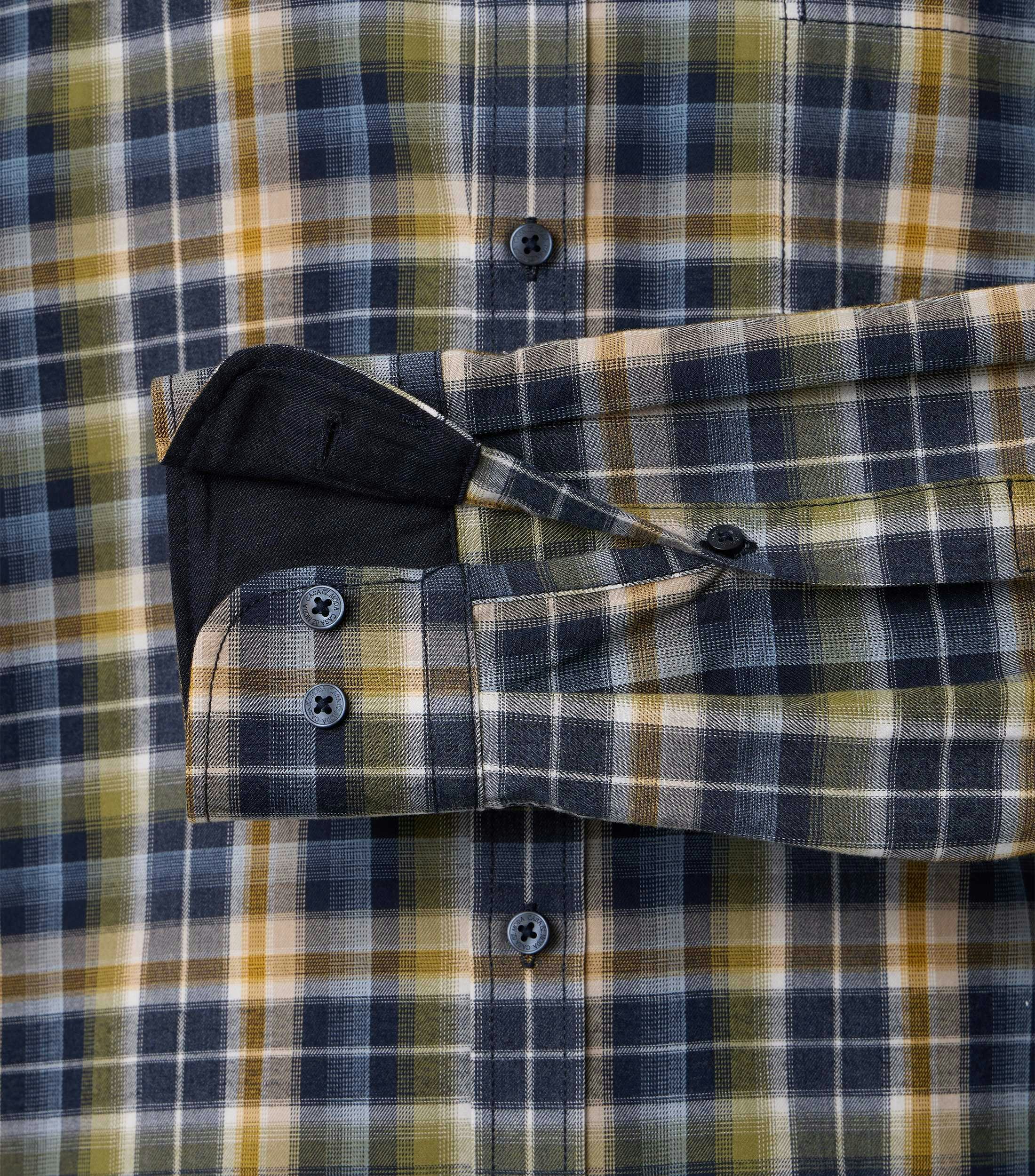 Ein Freizeithemd im kariert Muster in der Farbe Blau