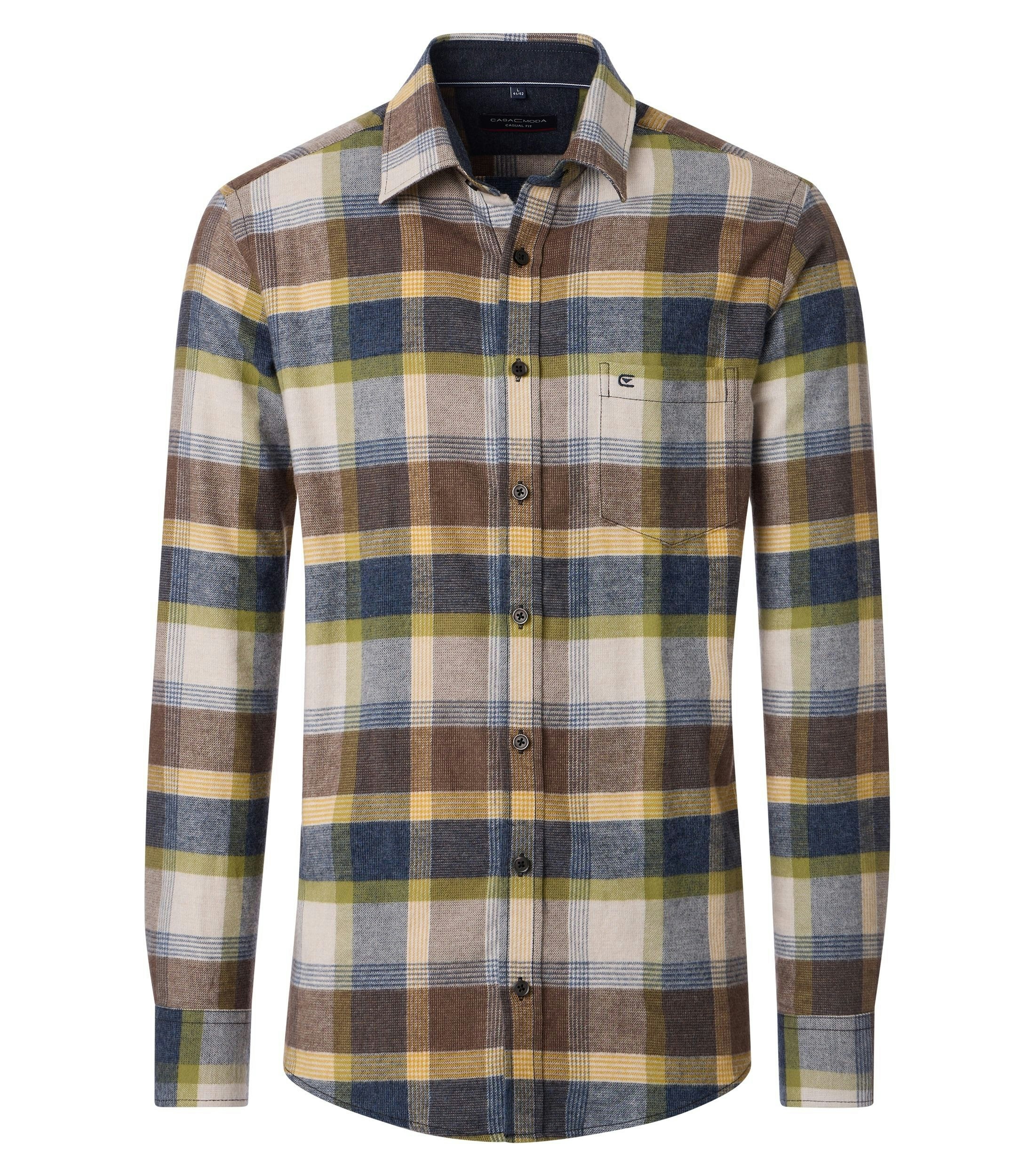 Das Model trägt ein Freizeithemd im kariert Muster in der Farbe Hellbraun