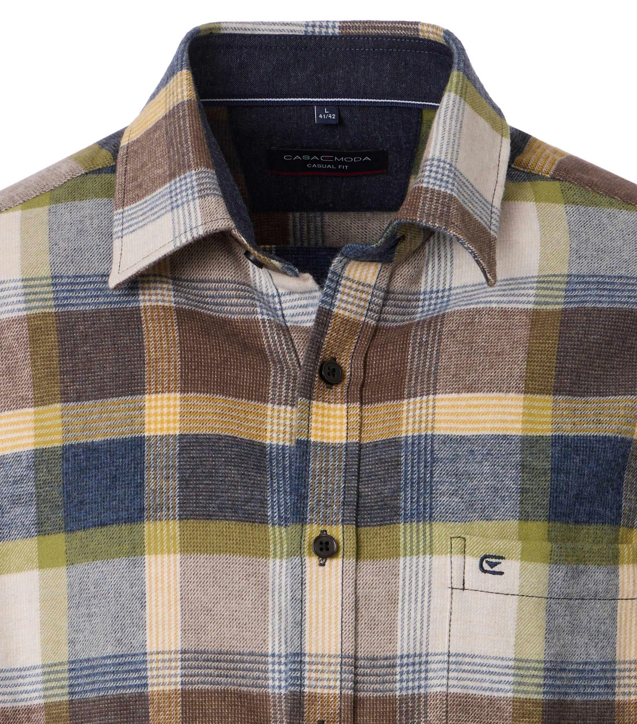 Das Model trägt ein Freizeithemd im kariert Muster in der Farbe Hellbraun