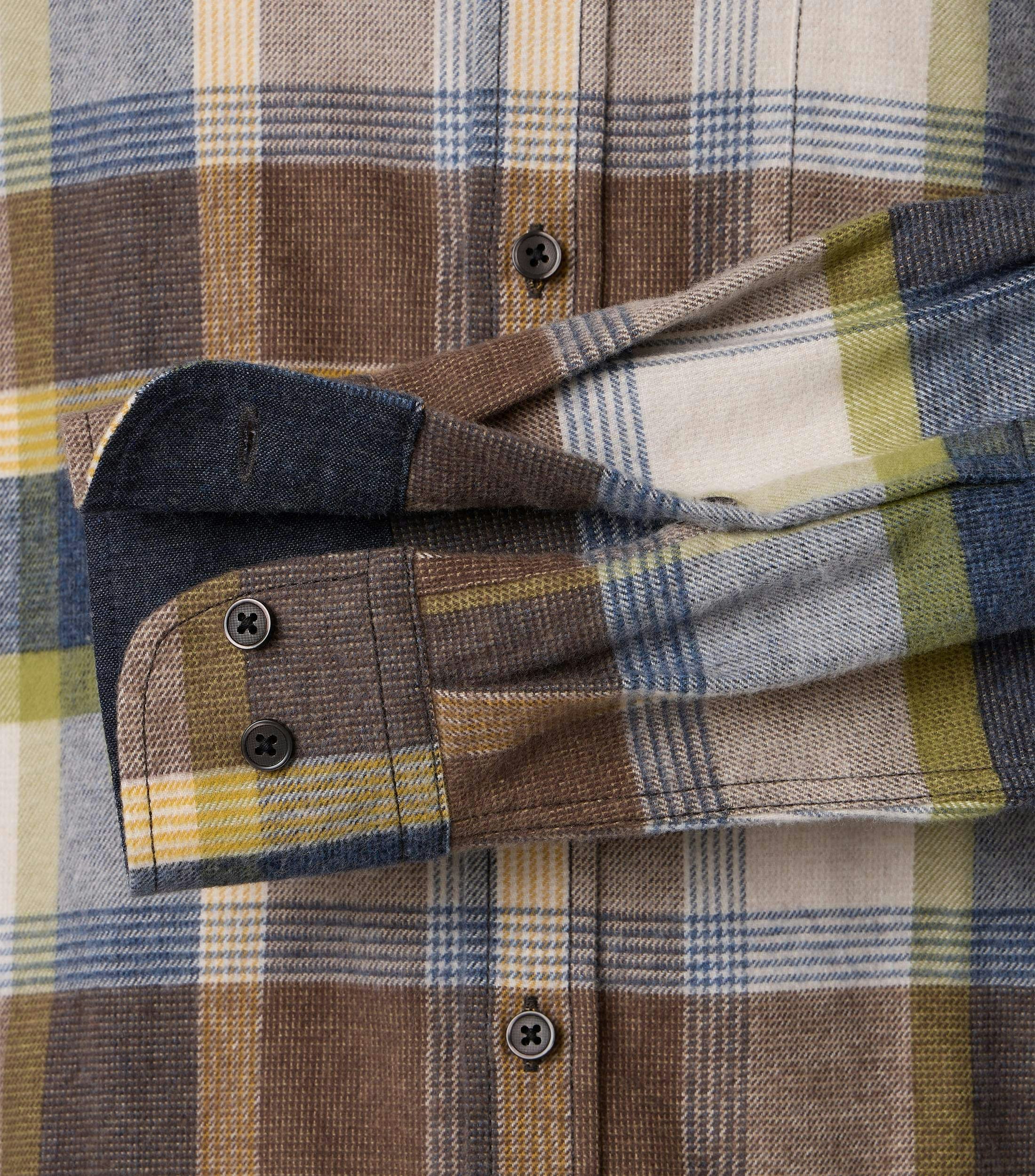 Das Model trägt ein Freizeithemd im kariert Muster in der Farbe Hellbraun